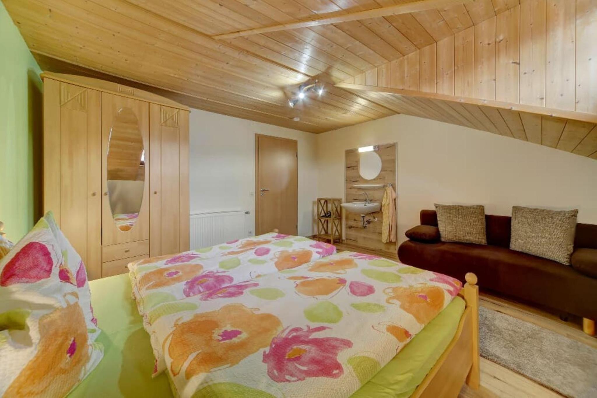 One-Bedroom Apartment with Balcony and Mountain View   photo 3