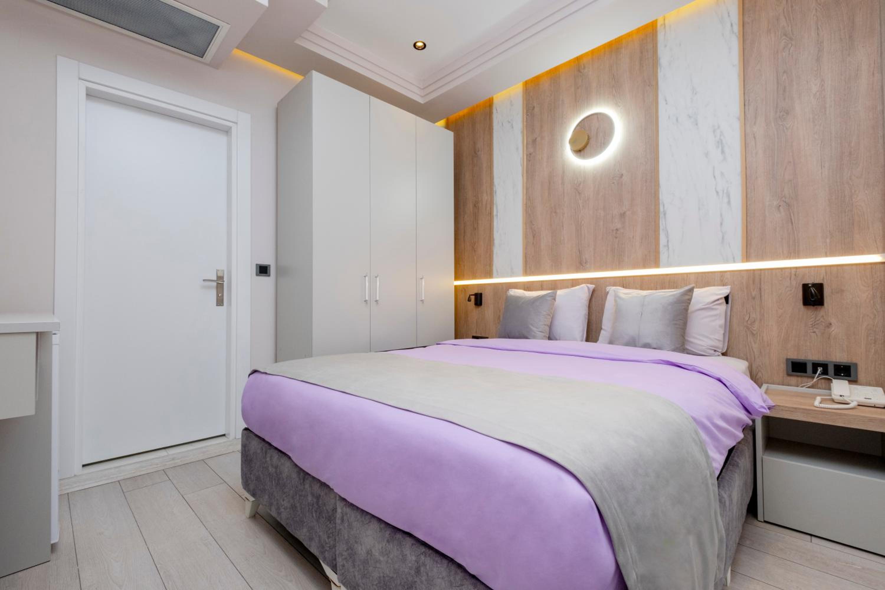 Deluxe Room - Photo 16