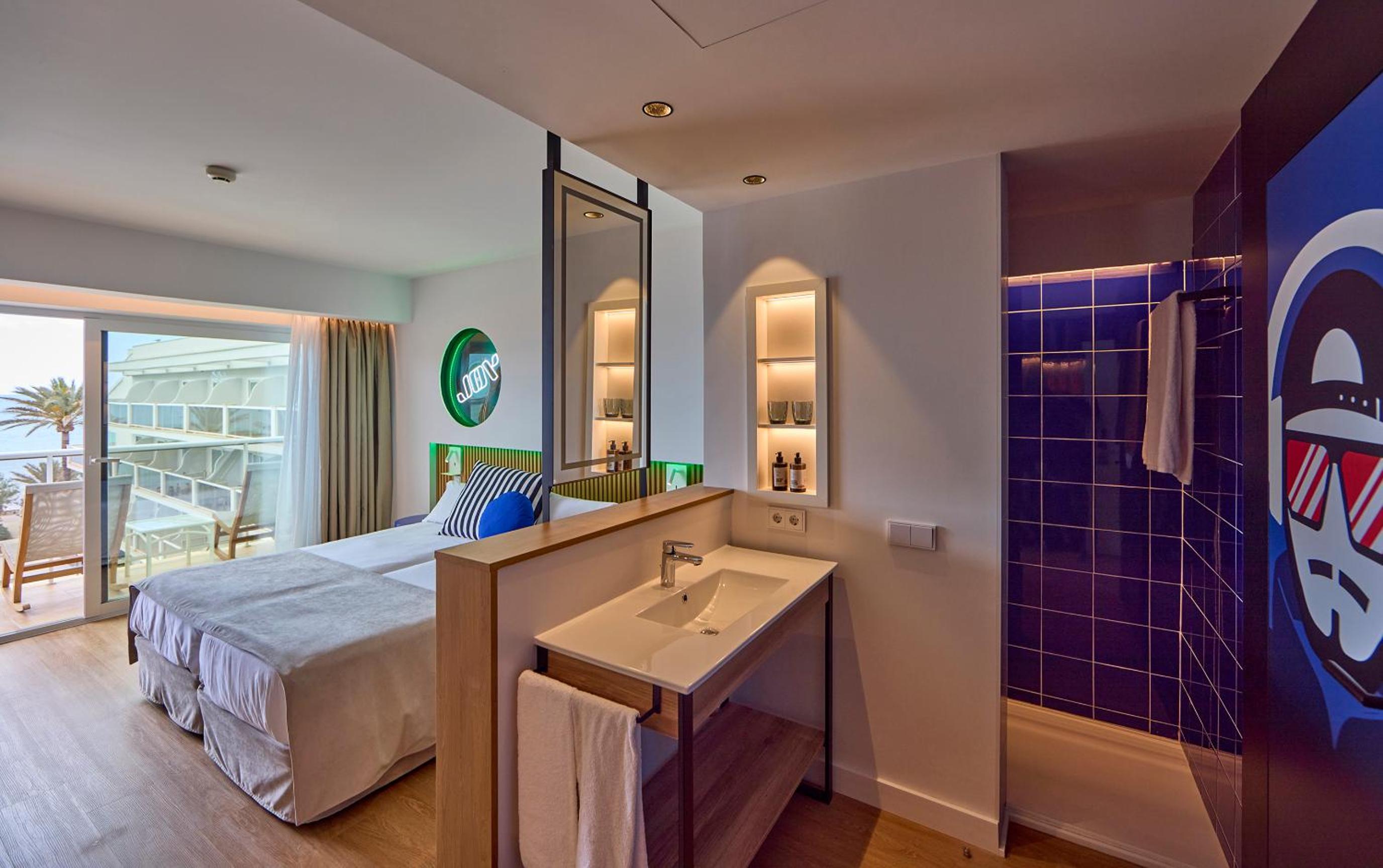 Double Room with Balcony and Sea View thumbnail 5