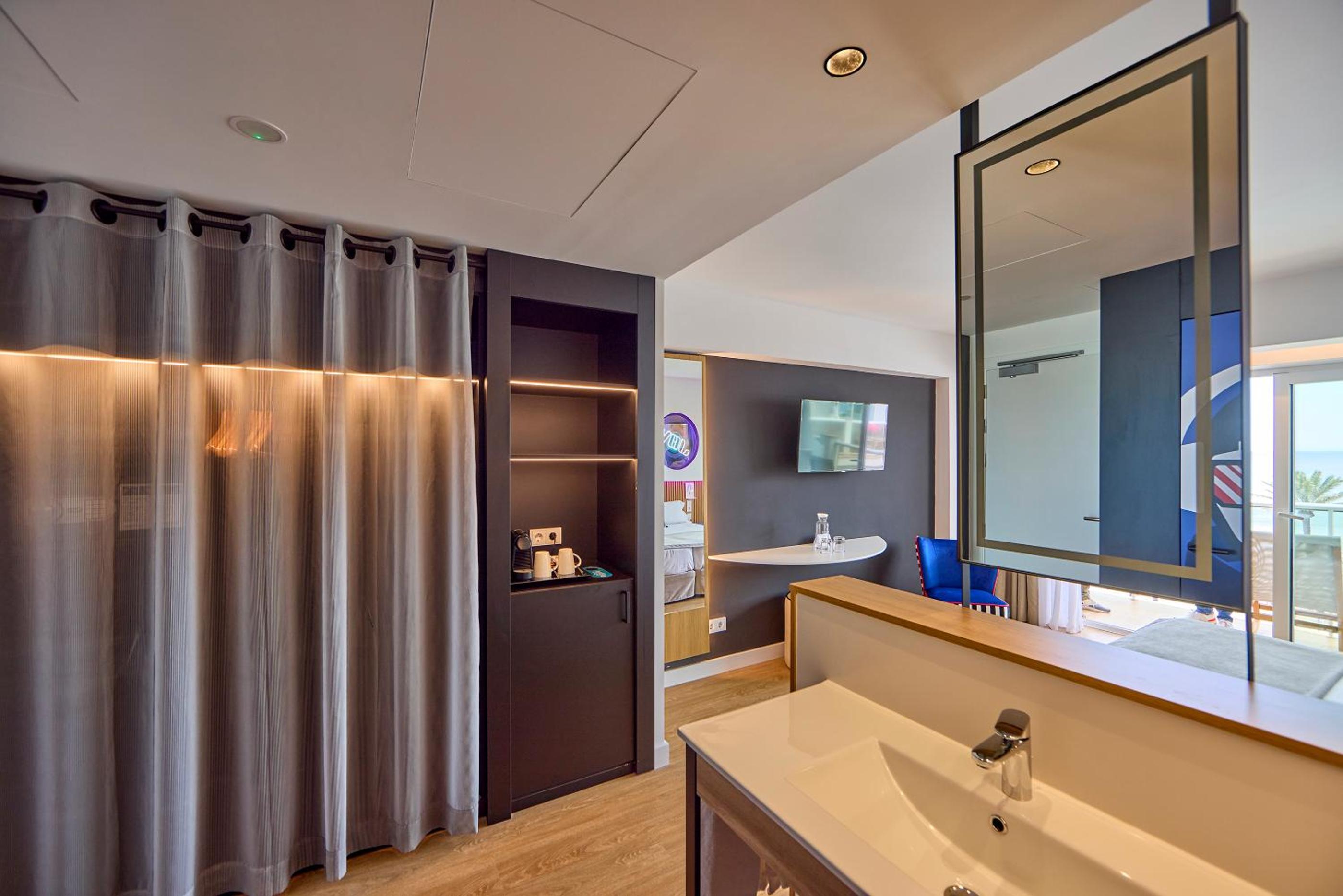 Double Room with Balcony and Sea View thumbnail 6