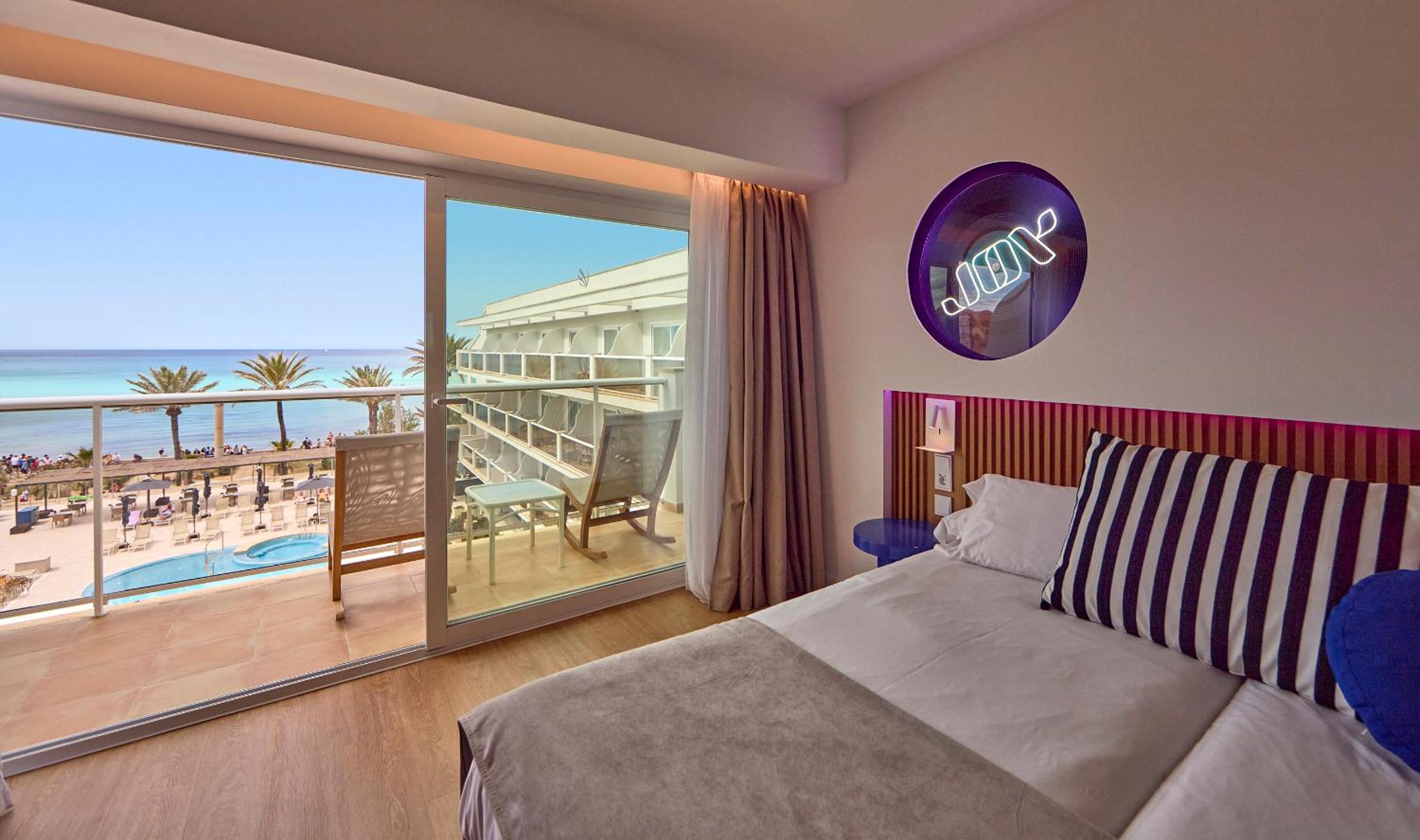 Double Room with Balcony and Sea View thumbnail 5