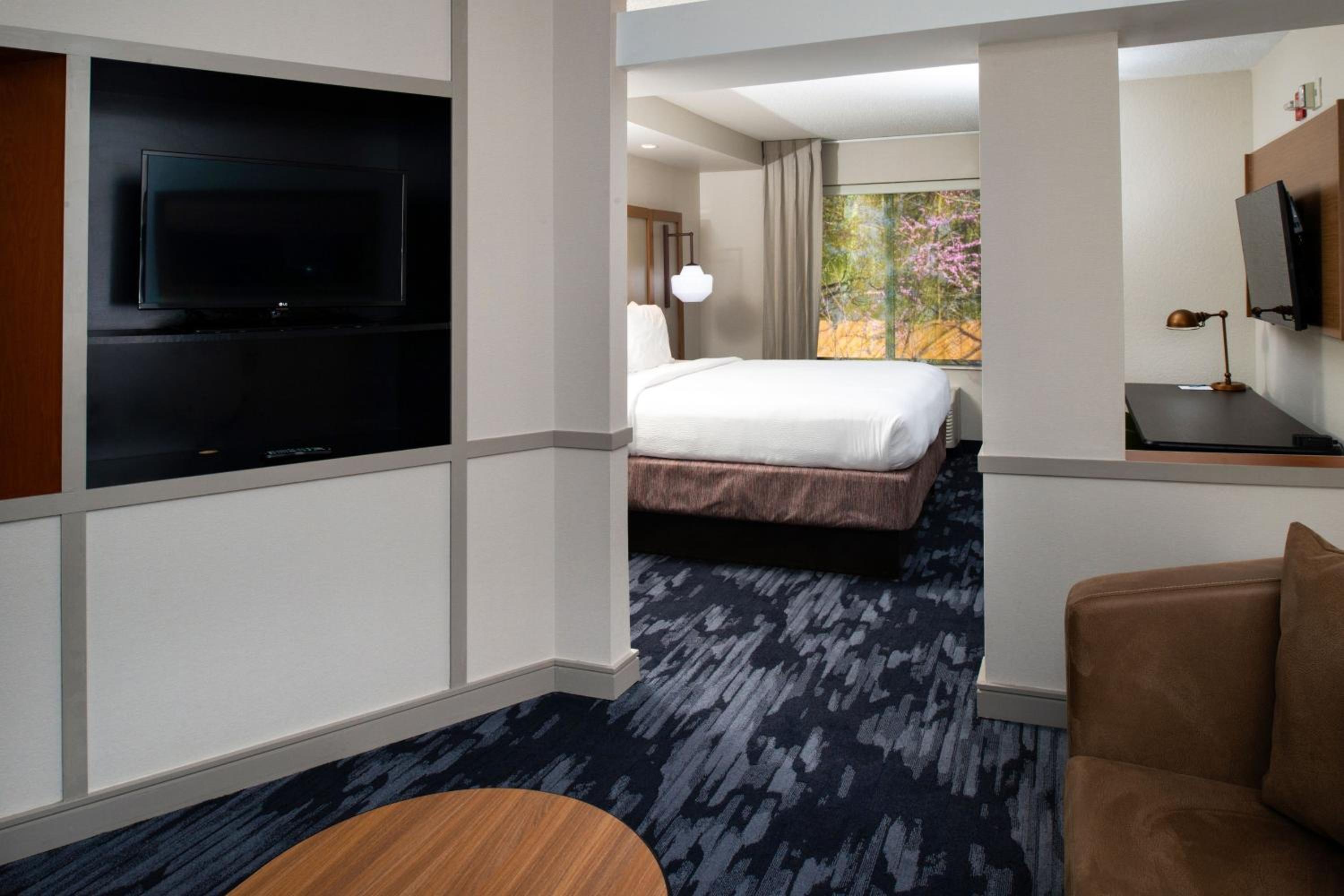 Executive Suite, 1 King, Sofa bed - Photo 1