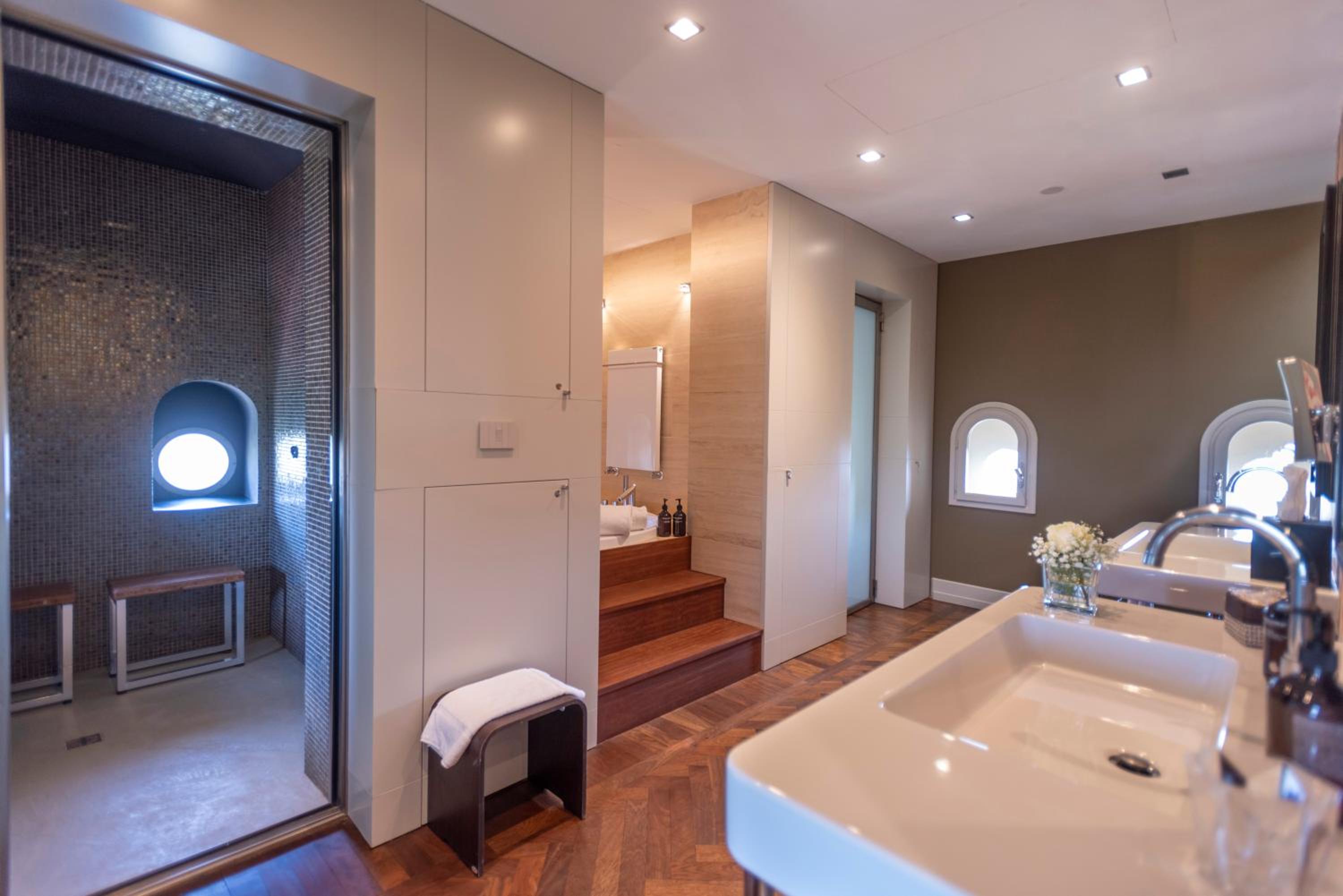 Deluxe Suite with Spa Bath and Spa Access photo 2