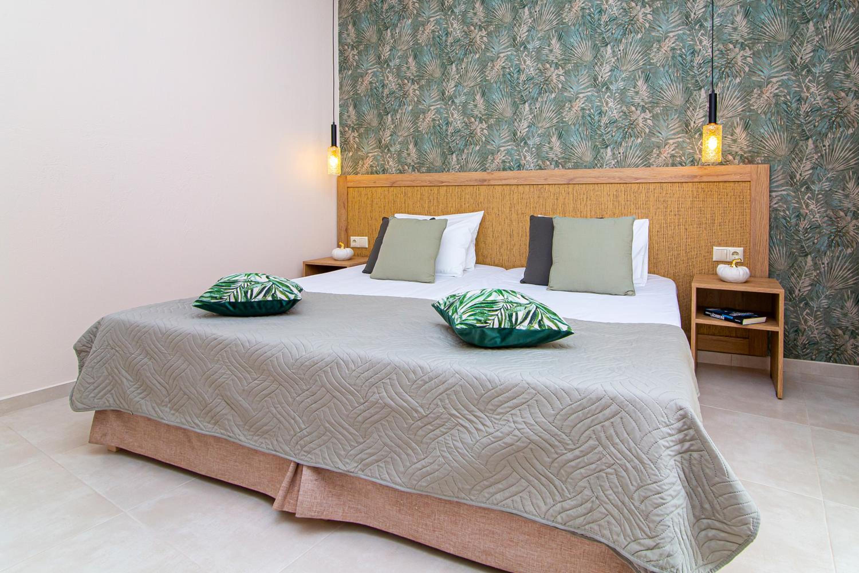 One-Bedroom Apartment with Pool View photo 2