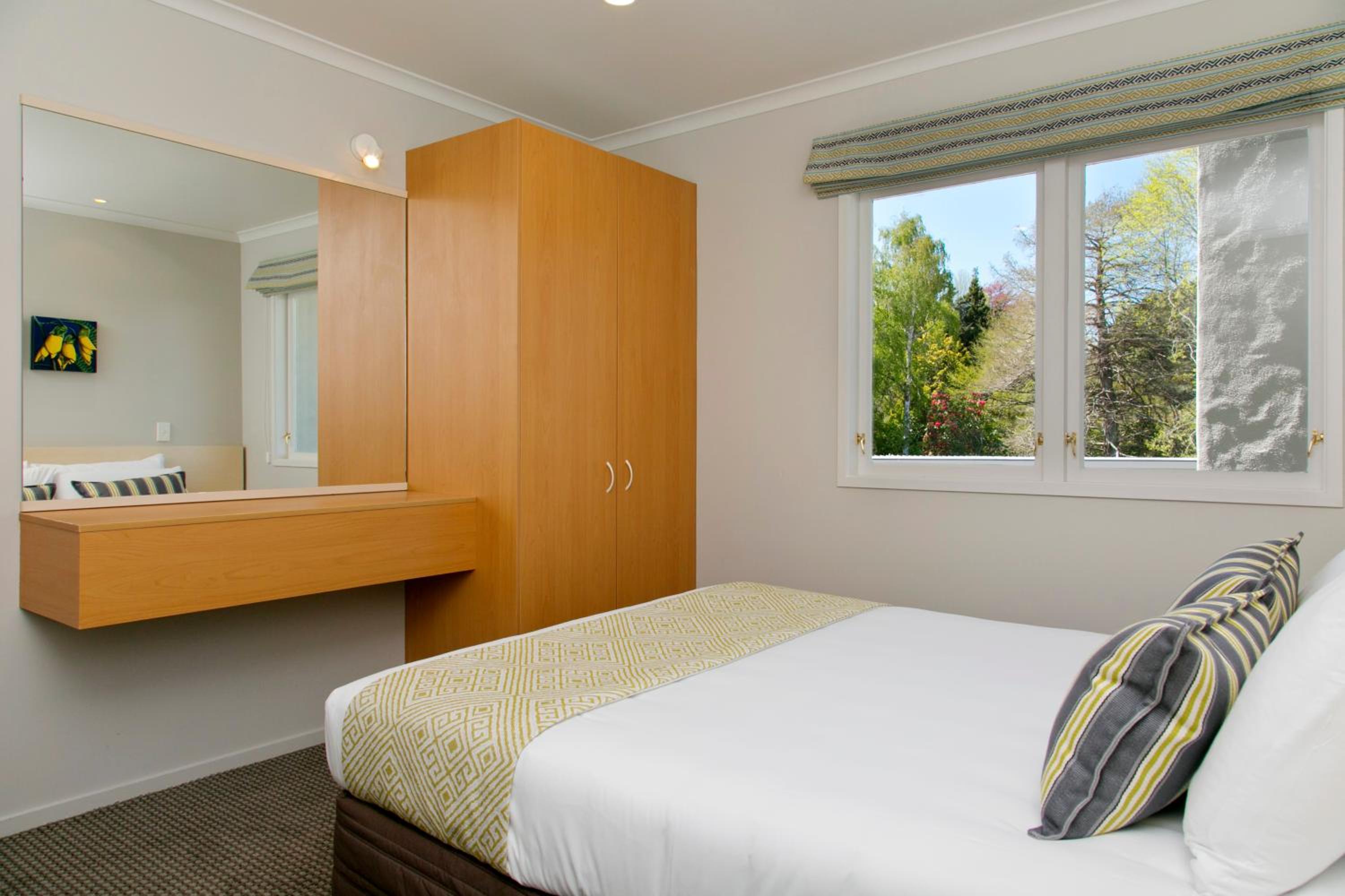 Two-Bedroom Apartment with Lake View - Photo 6