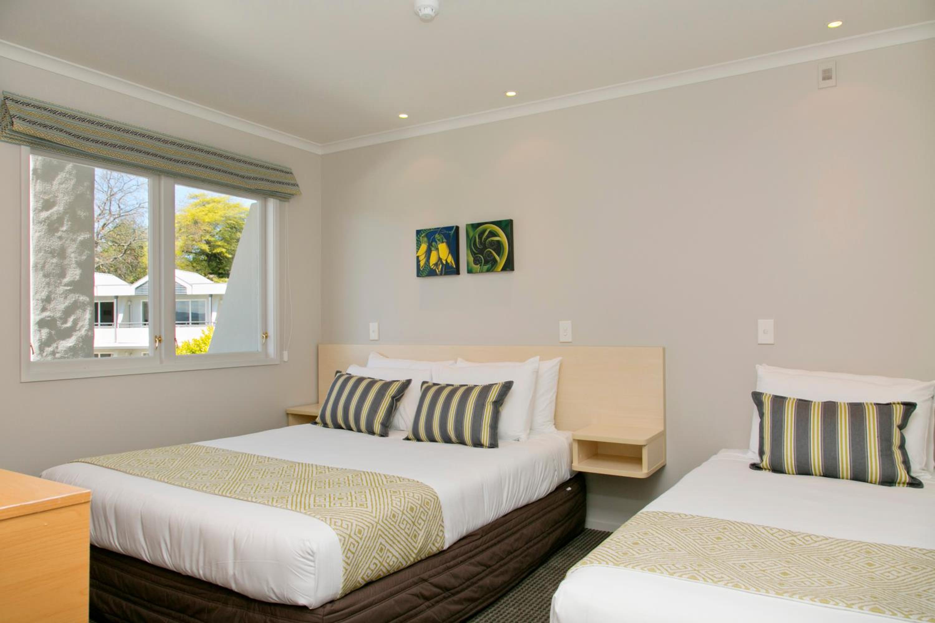 Two-Bedroom Apartment with Lake View - Photo 2