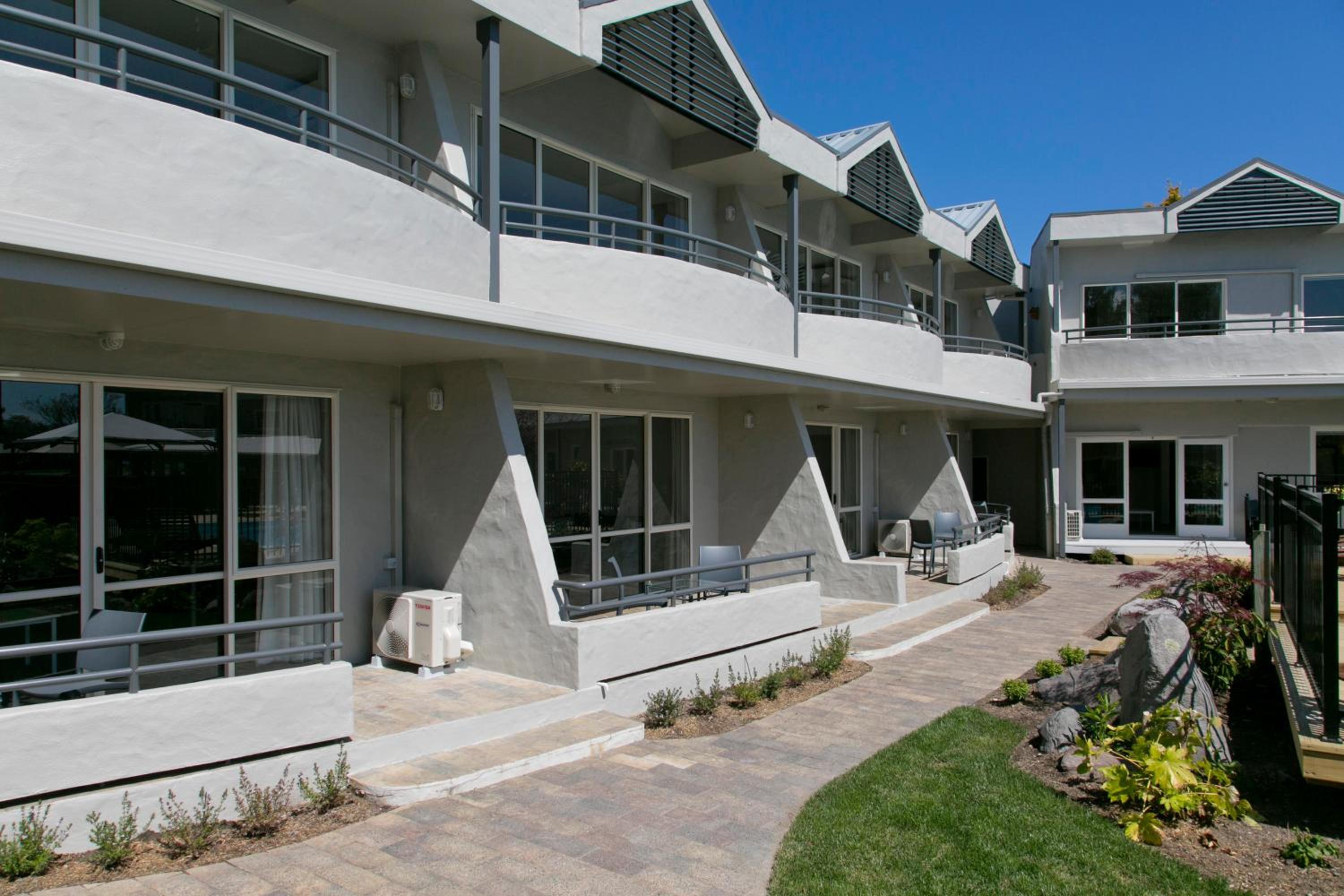 One-Bedroom Apartment with Pool View - Photo 4