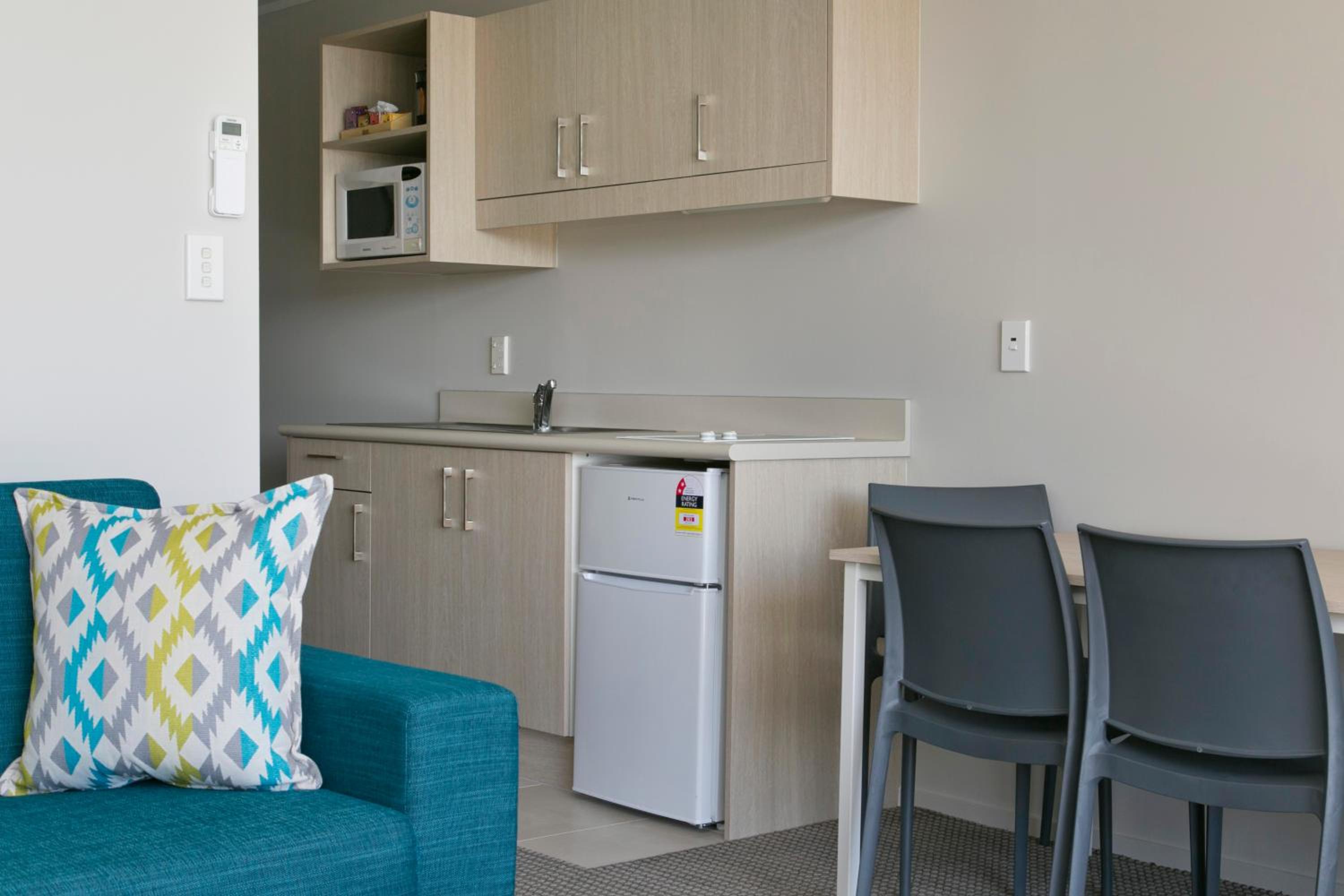 One-Bedroom Apartment with Lake View - Photo 4