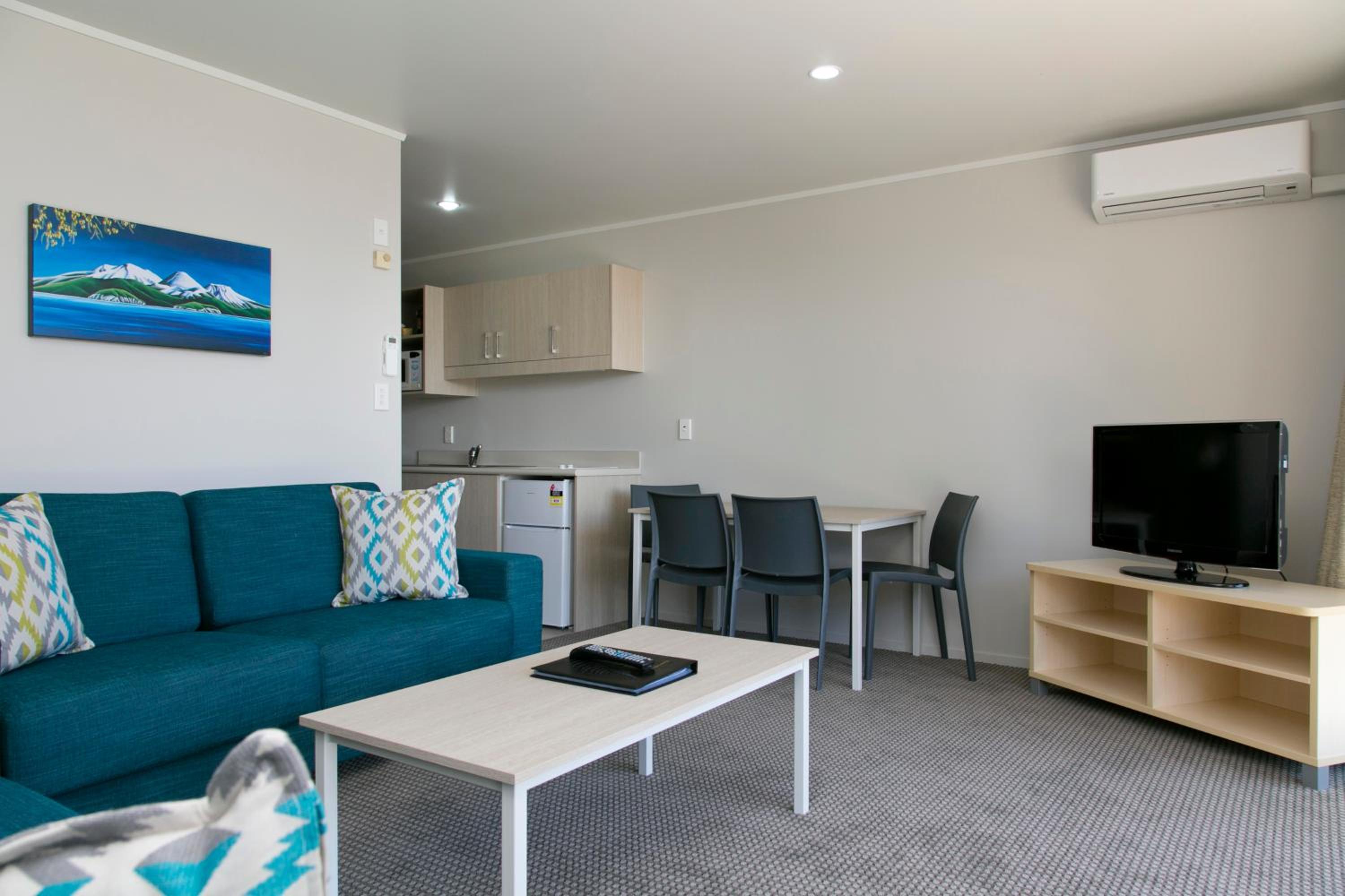 One-Bedroom Apartment with Lake View - Photo 7