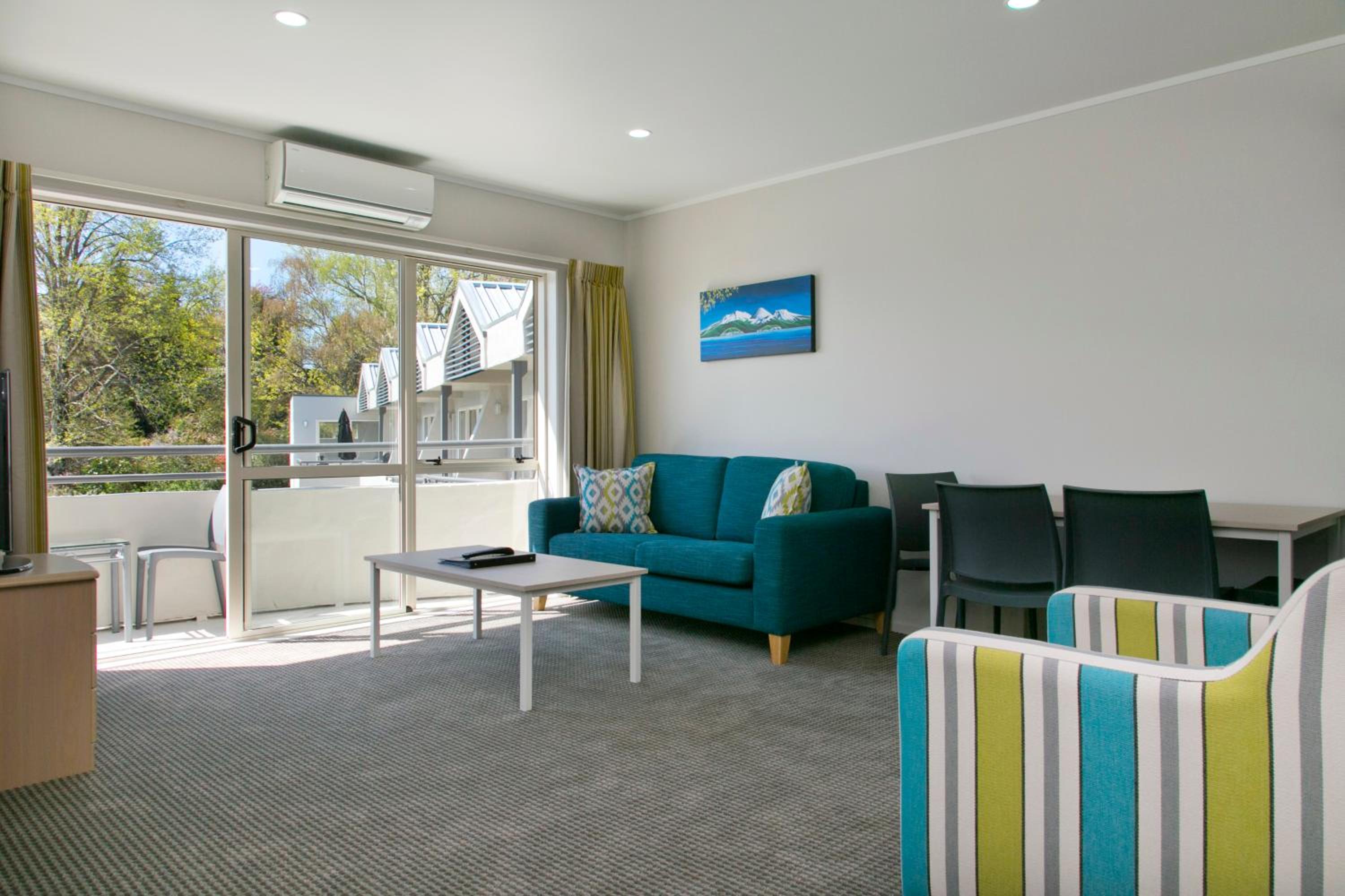 Two-Bedroom Apartment with Lake View - Photo 8