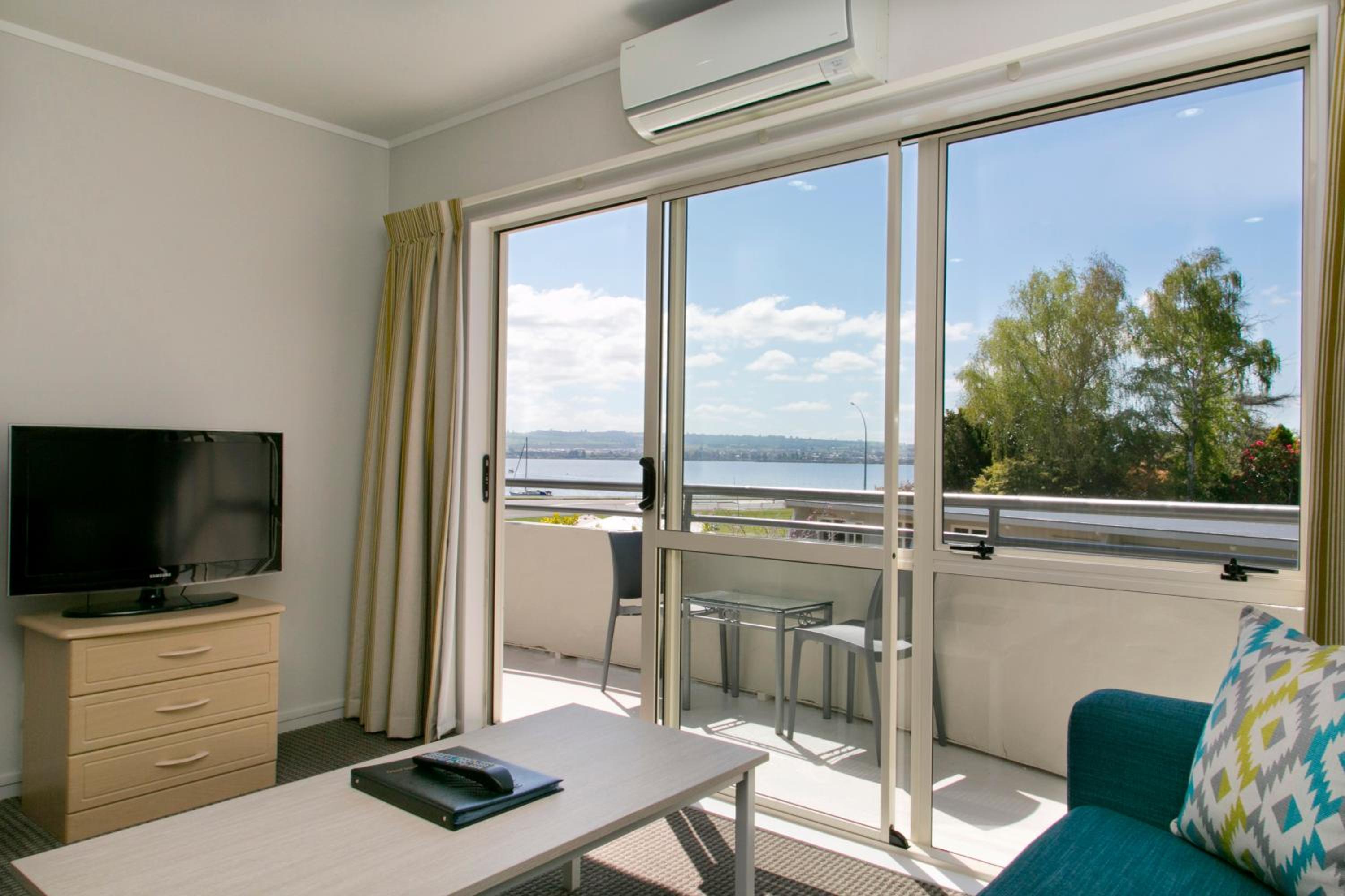 Two-Bedroom Apartment with Lake View - Photo 12