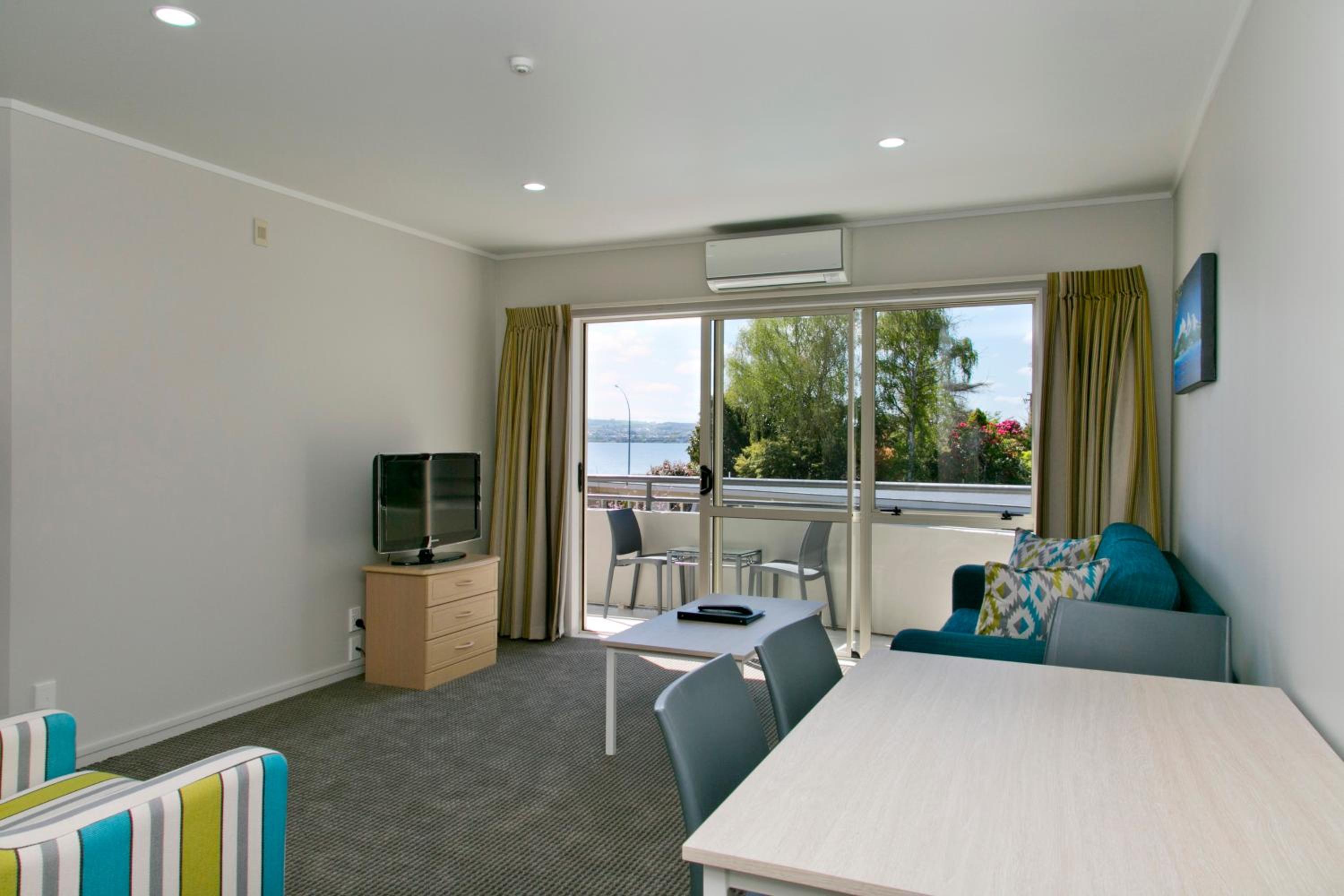 Two-Bedroom Apartment with Lake View - Photo 14