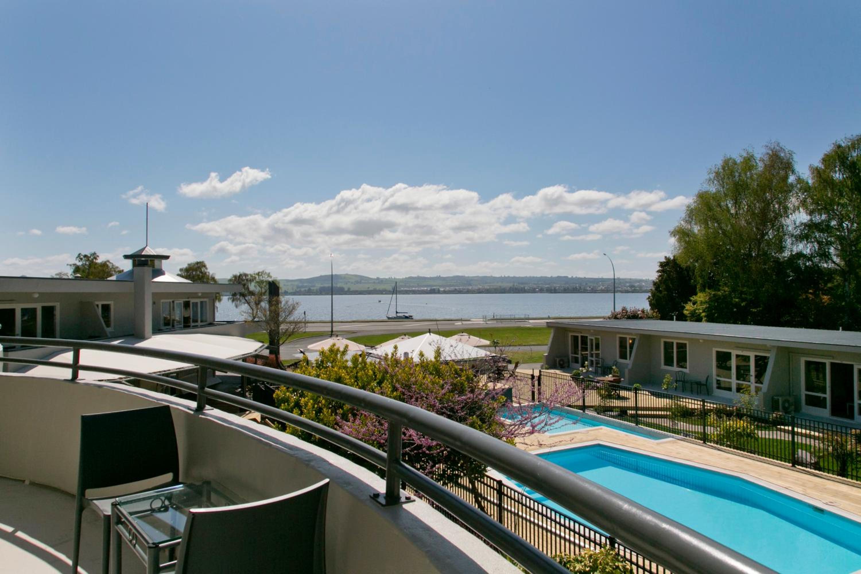Two-Bedroom Apartment with Lake View - Photo 10
