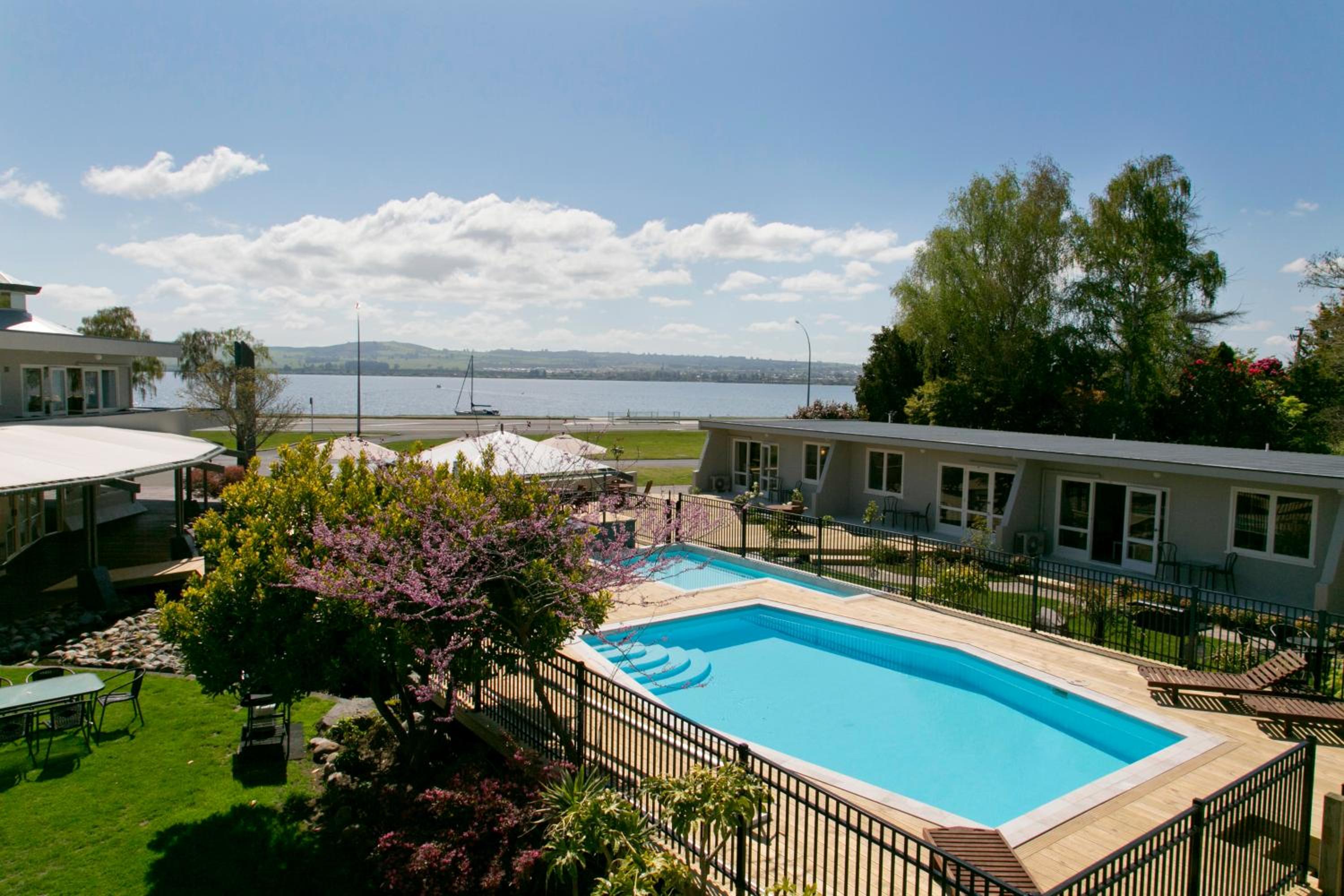 Two-Bedroom Apartment with Lake View - Photo 15