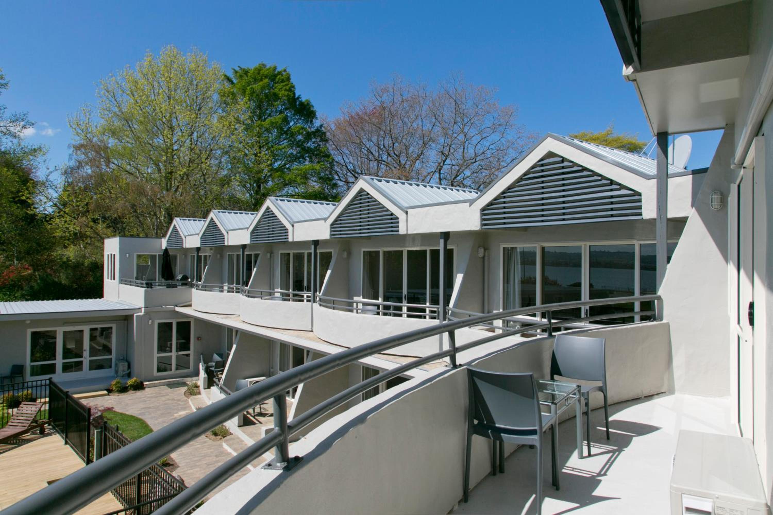 Two-Bedroom Apartment with Lake View - Photo 13