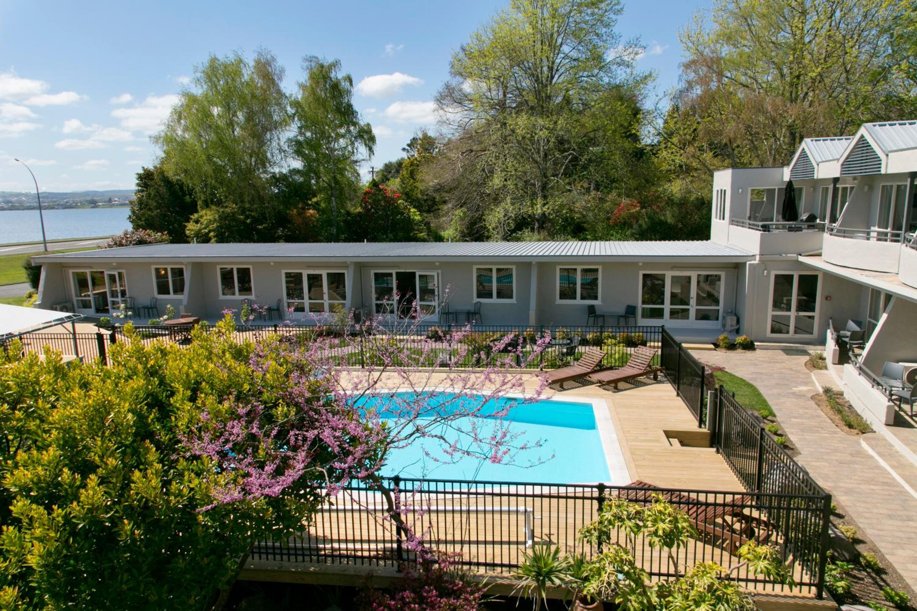 Two-Bedroom Apartment with Lake View - Photo 11