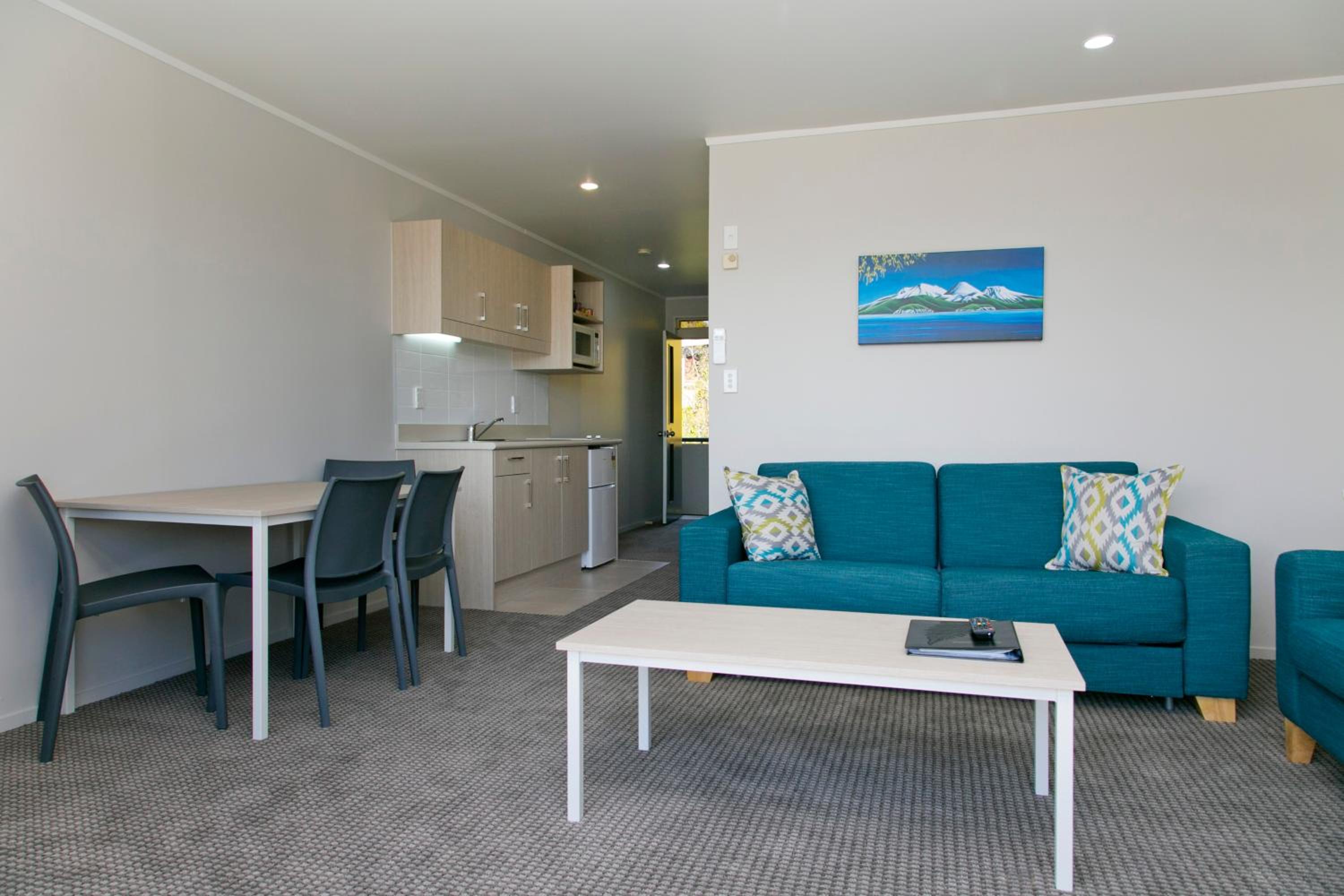 Two-Bedroom Apartment with Lake View - Photo 5