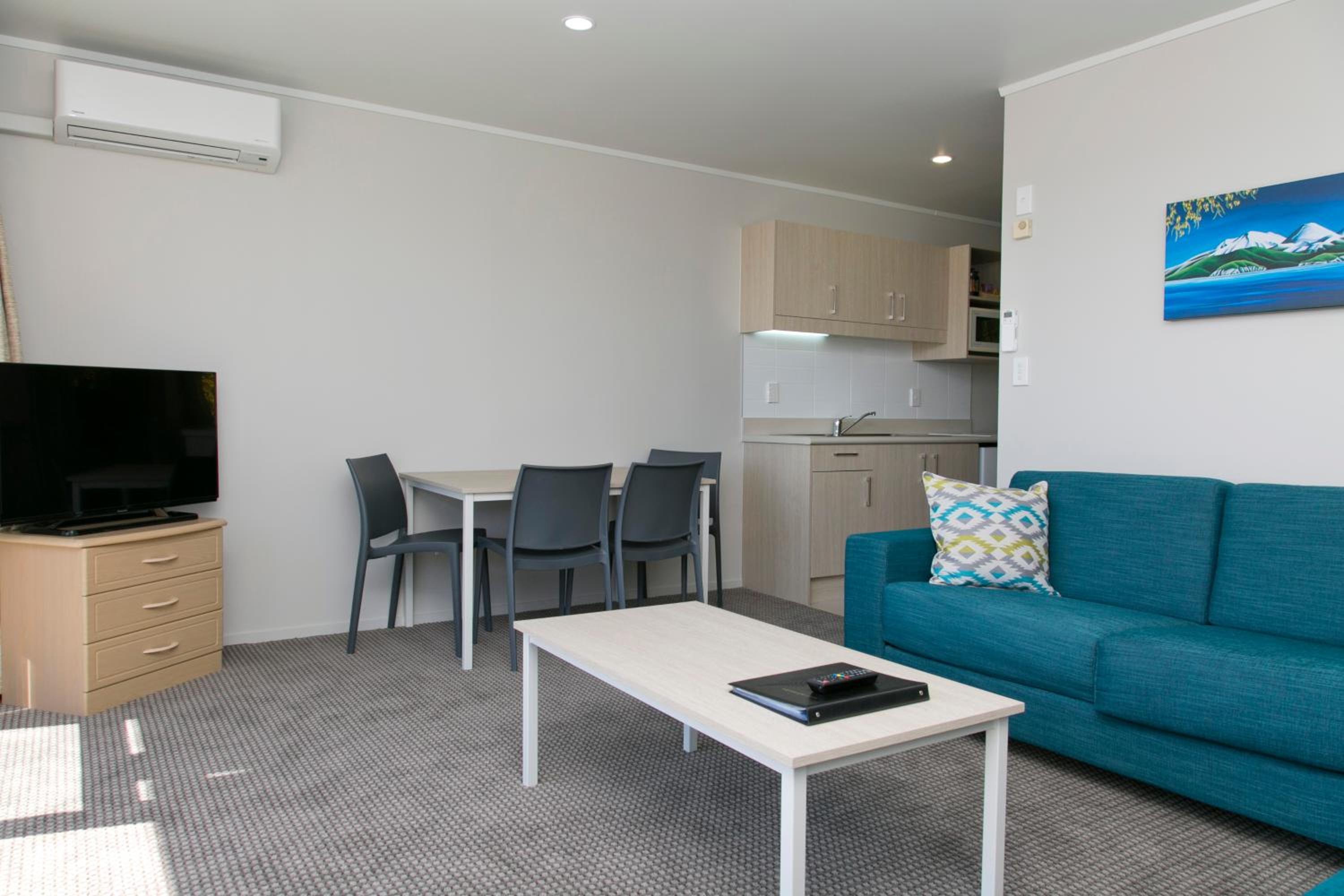 Two-Bedroom Apartment with Lake View - Photo 7