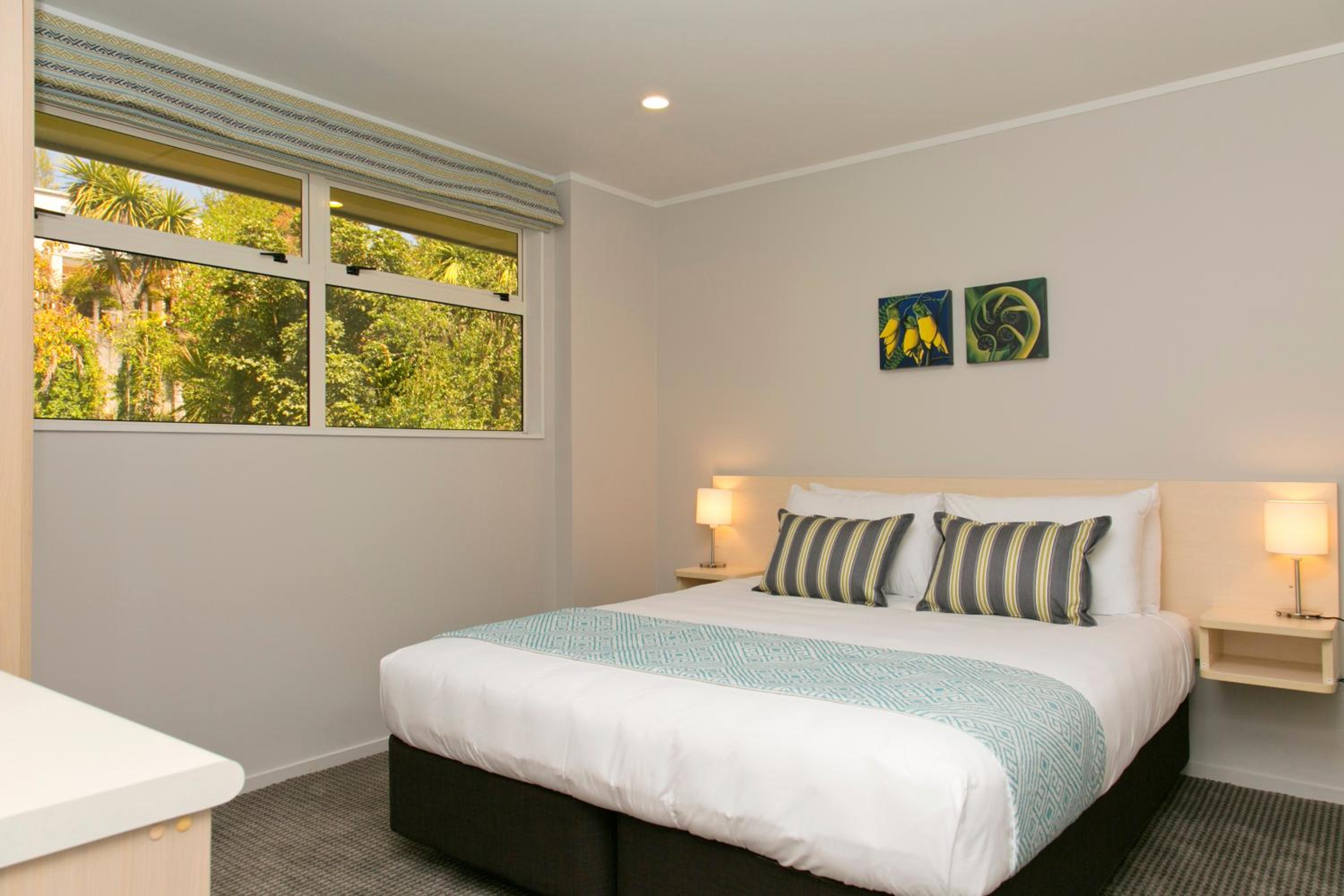 Two-Bedroom Apartment with Lake View - Photo 3