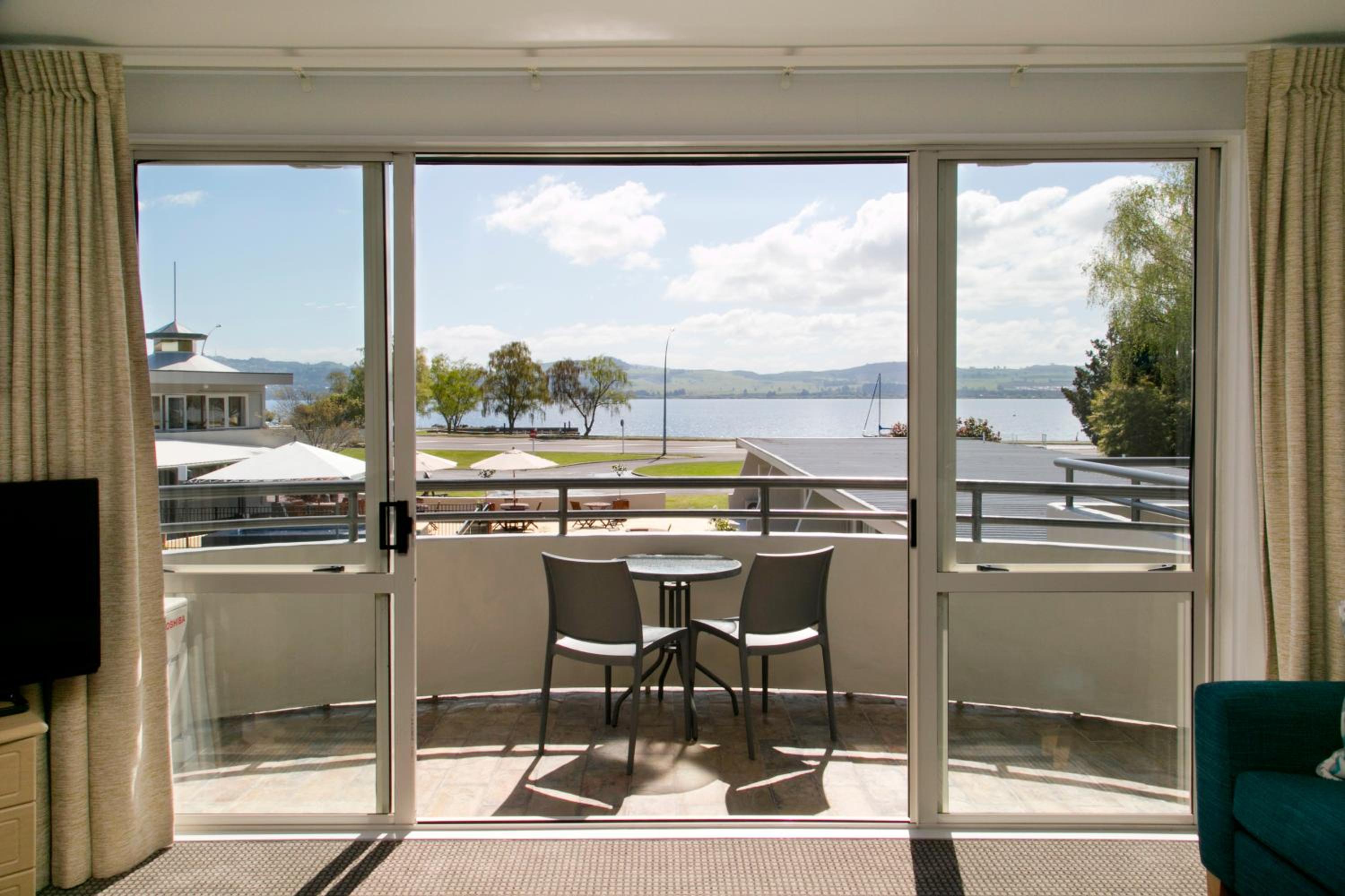 Studio with Lake View - Photo 3