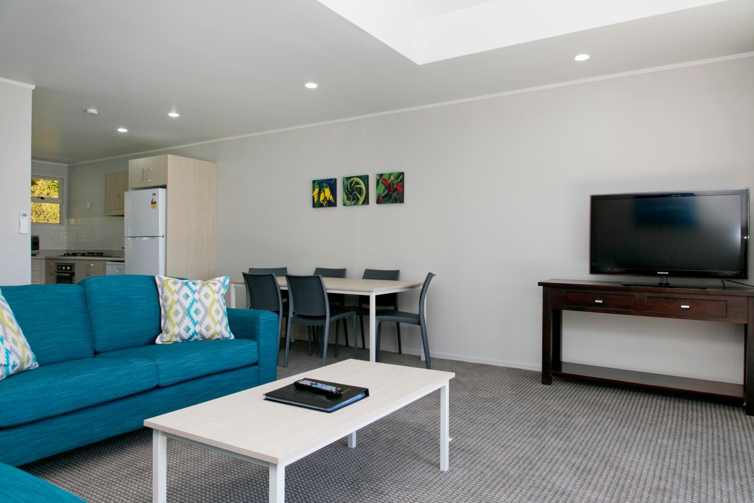 Three-Bedroom Apartment with Lake View - Photo 3