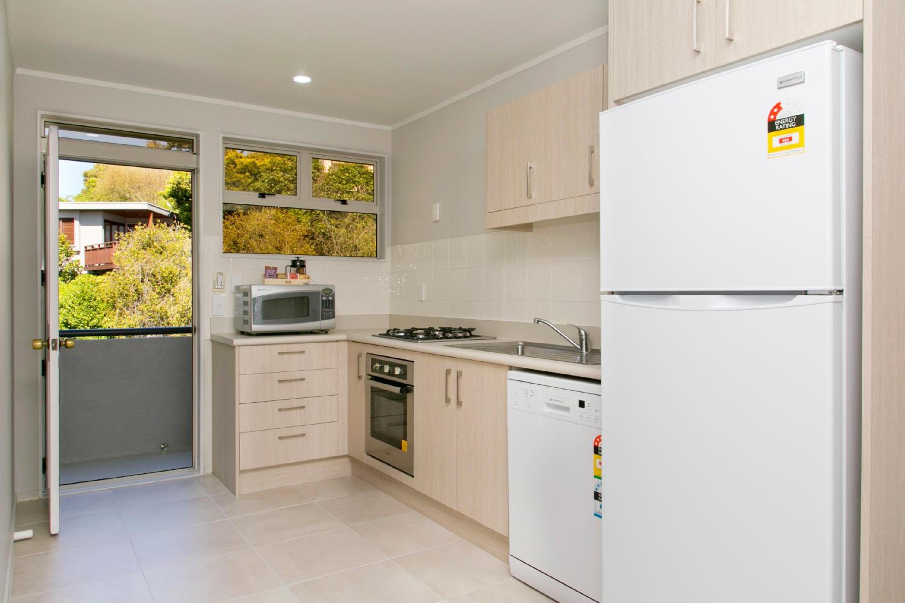 Three-Bedroom Apartment with Lake View - Photo 6