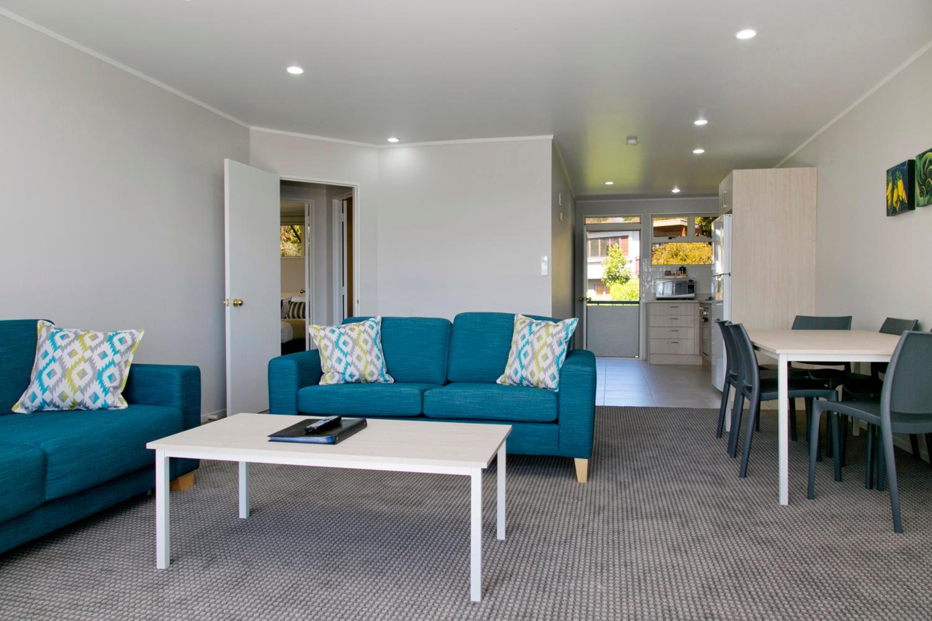 Three-Bedroom Apartment with Lake View - Photo 1