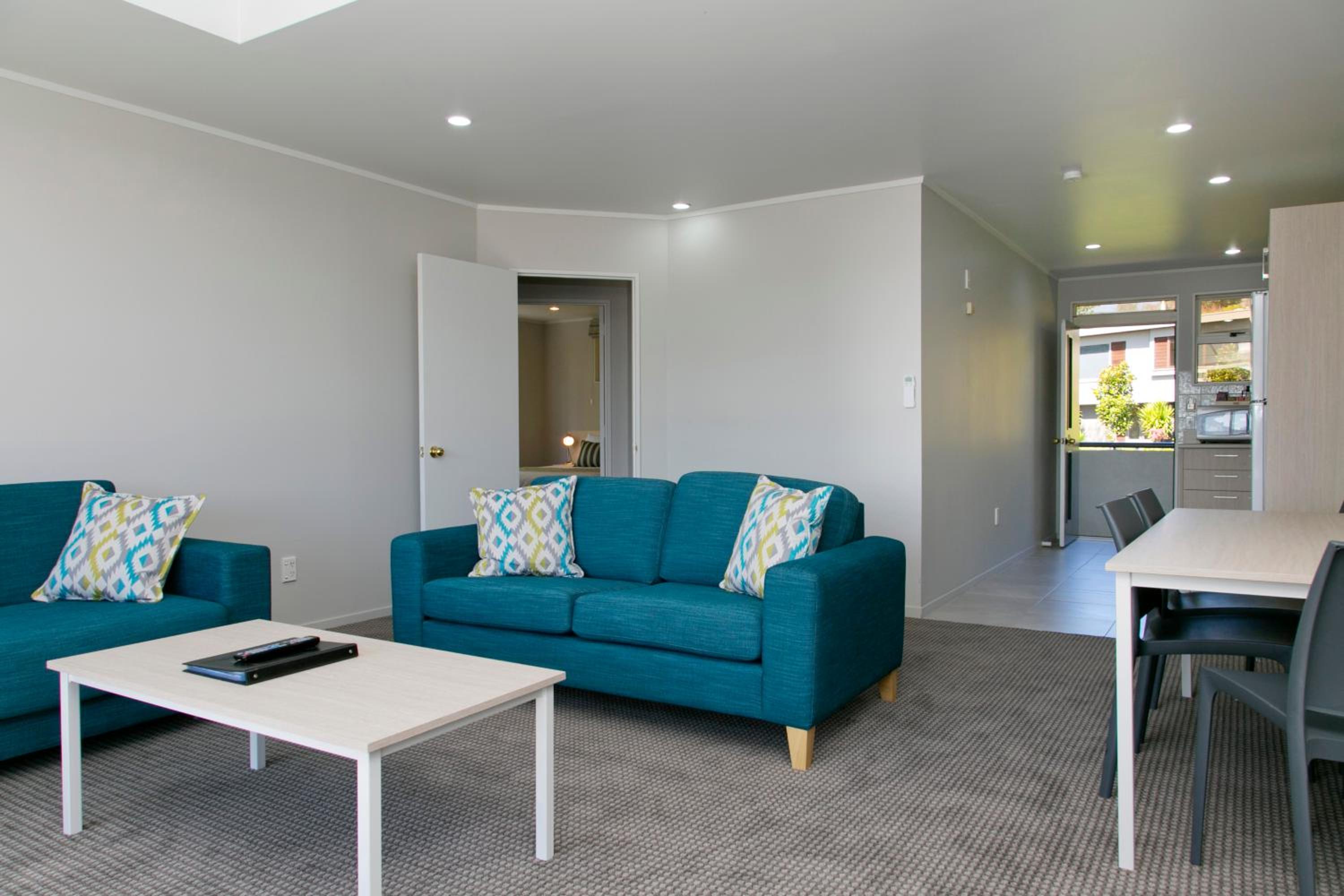 Three-Bedroom Apartment with Lake View - Photo 9