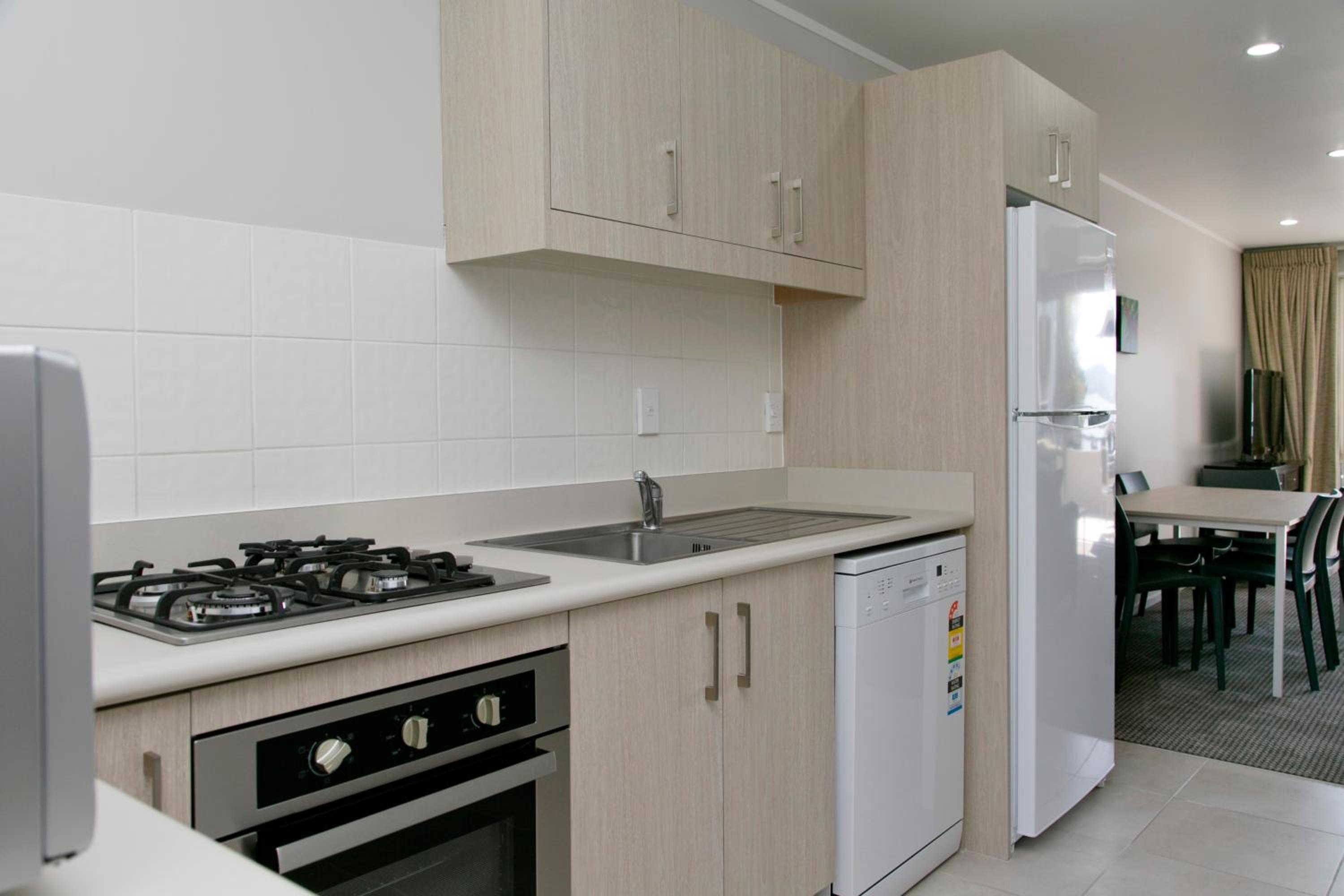 Three-Bedroom Apartment with Lake View - Photo 7