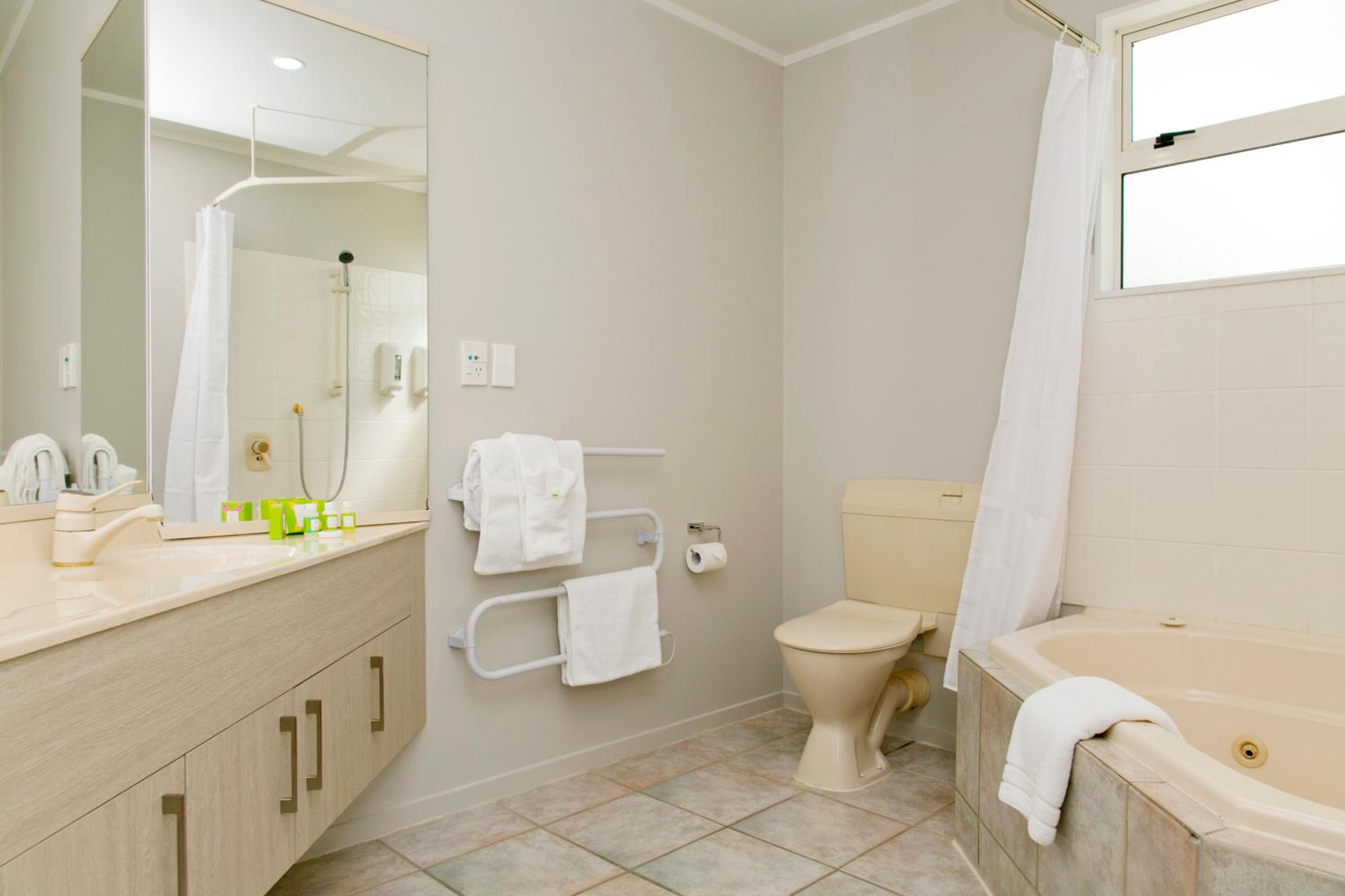 Two-Bedroom Apartment with Lake View - Photo 9