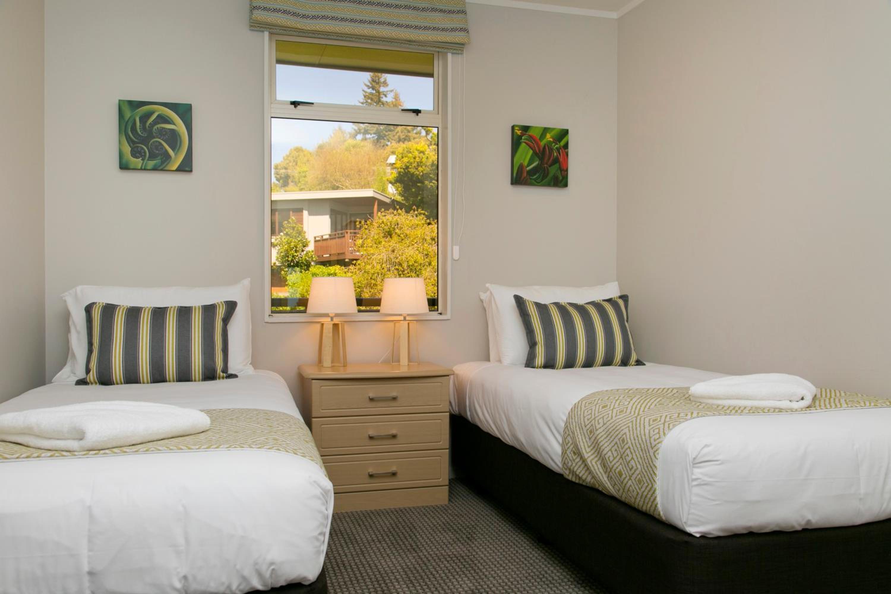 Three-Bedroom Apartment with Lake View - Photo 8