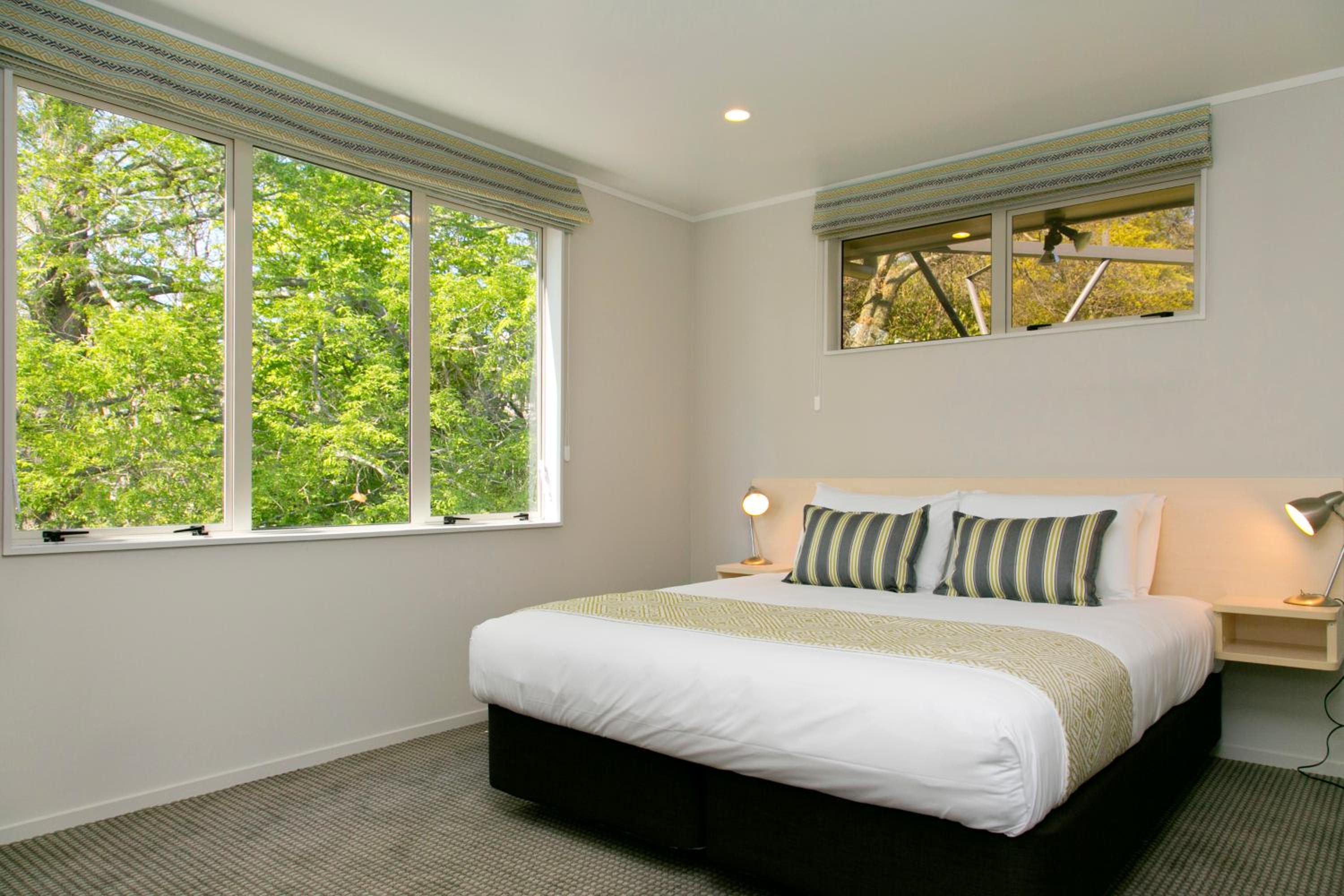 Three-Bedroom Apartment with Lake View - Photo 11