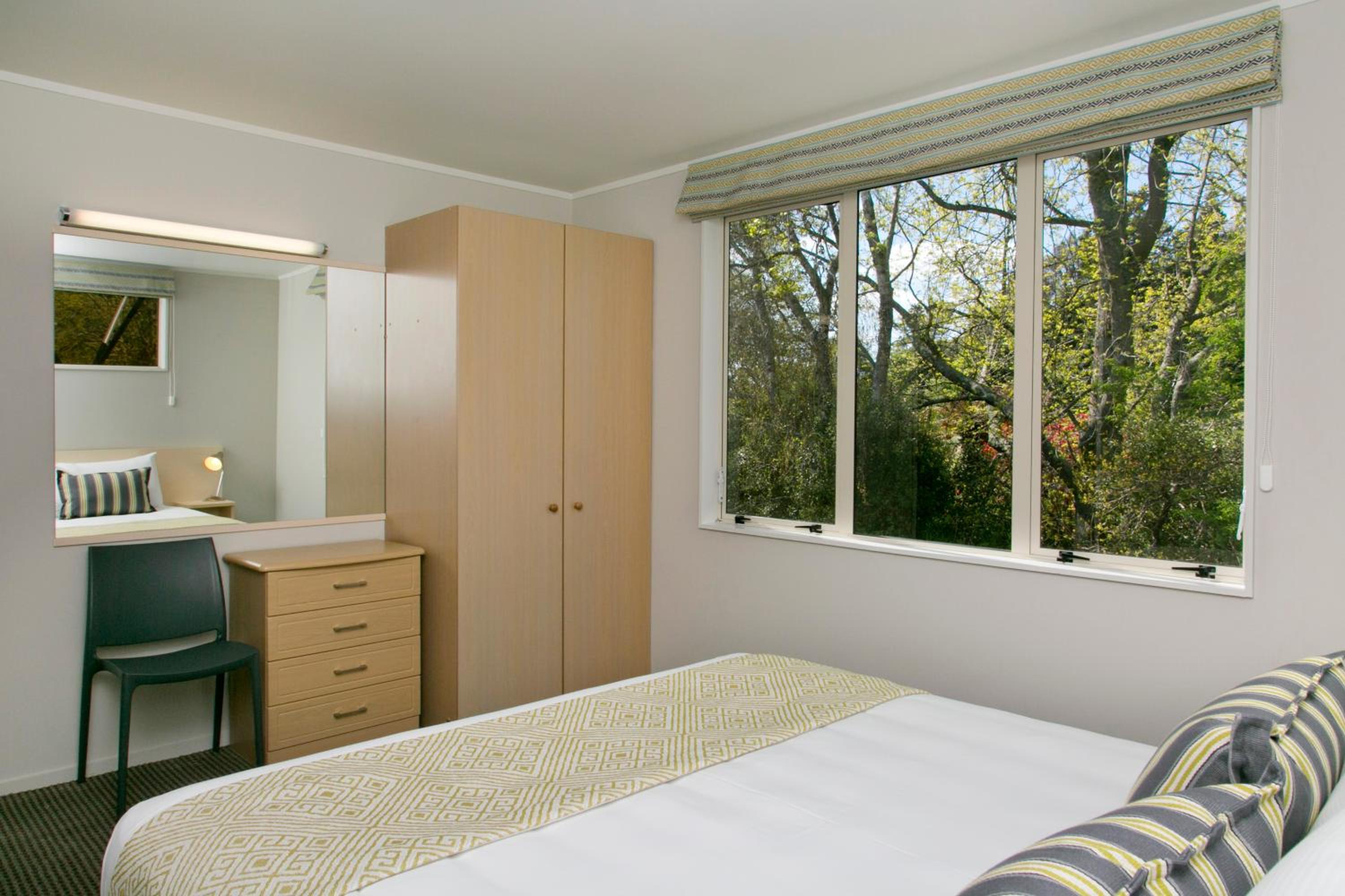 Three-Bedroom Apartment with Lake View - Photo 10