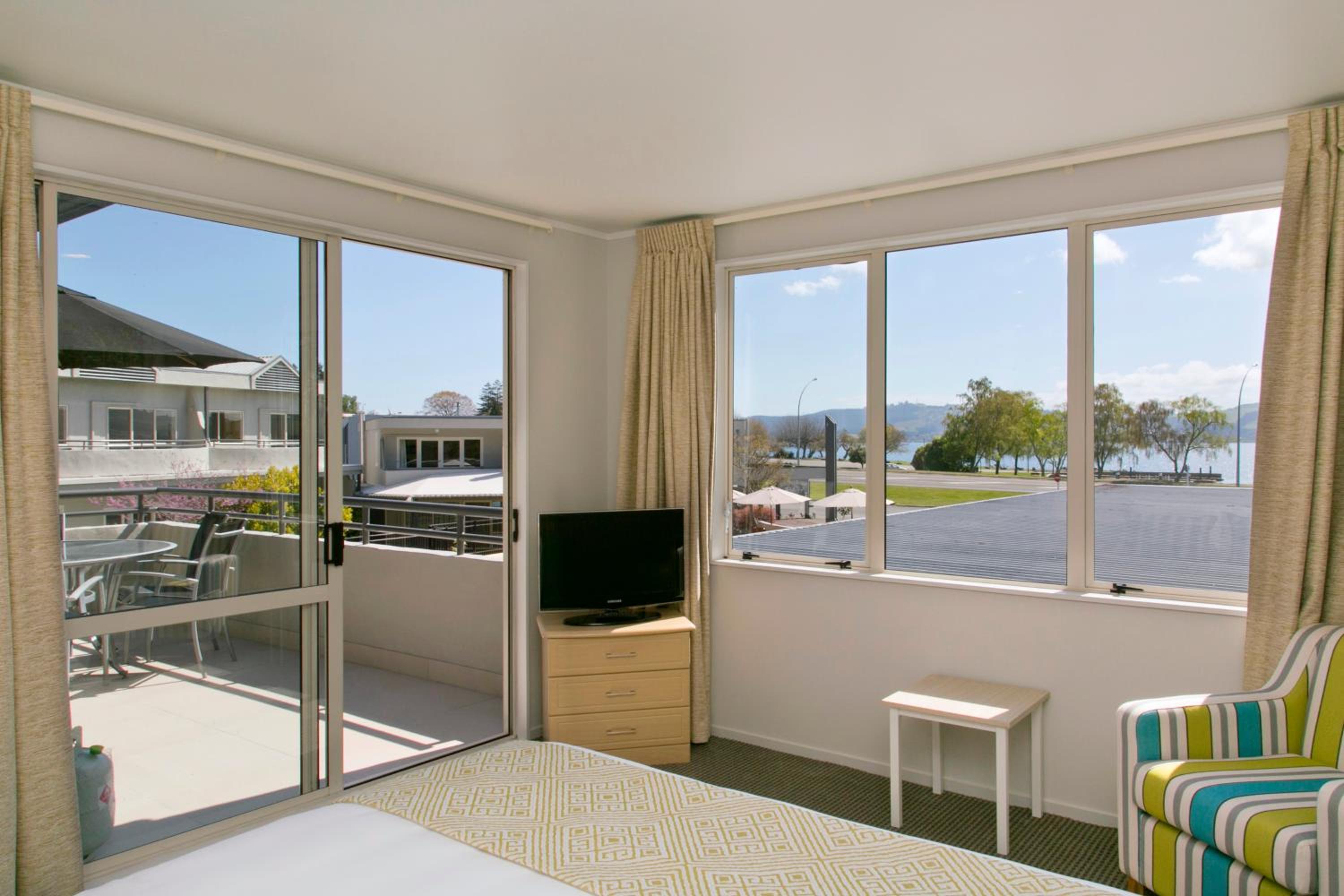 Three-Bedroom Apartment with Lake View - Photo 4
