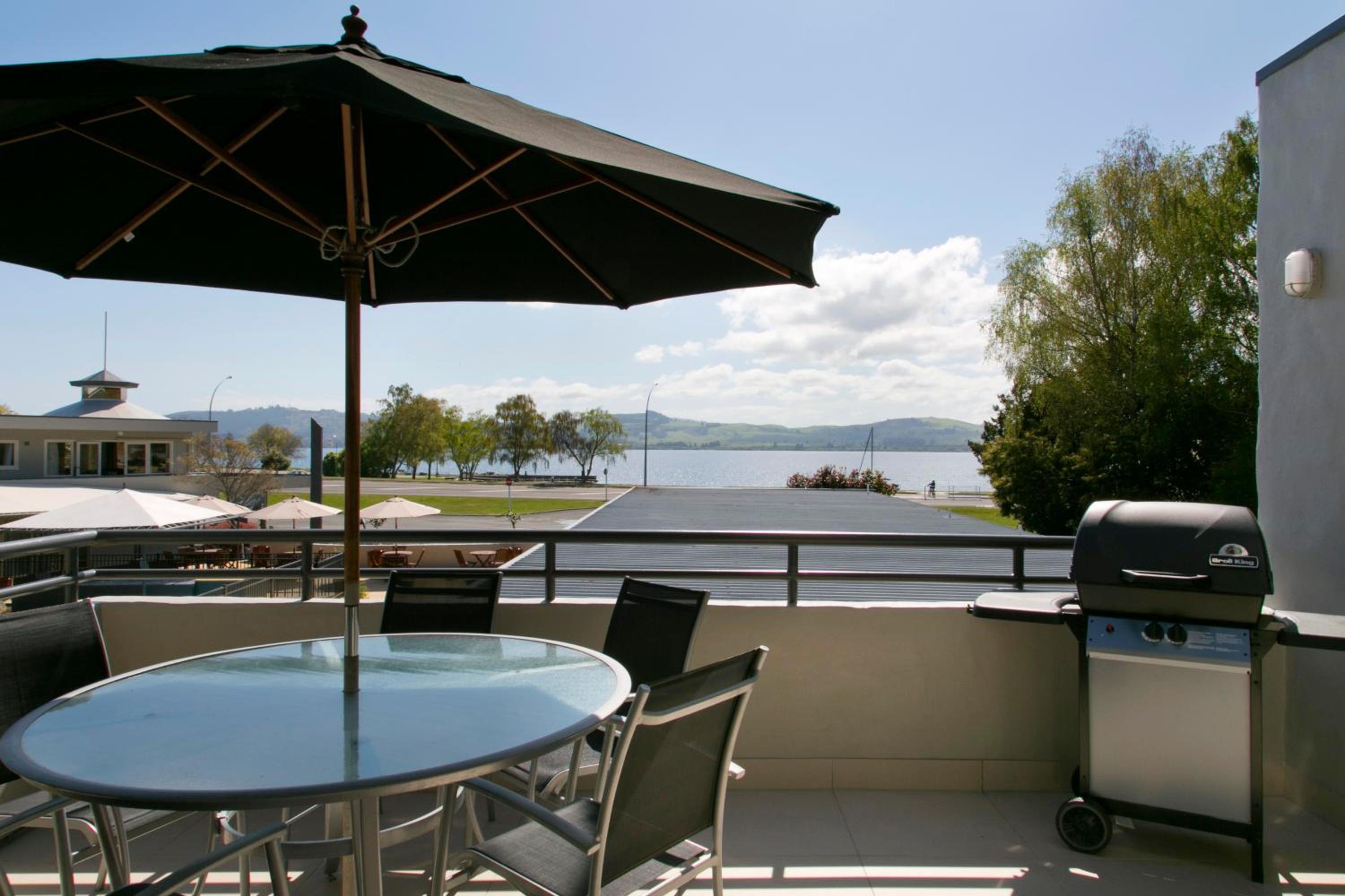 Three-Bedroom Apartment with Lake View - Photo 13