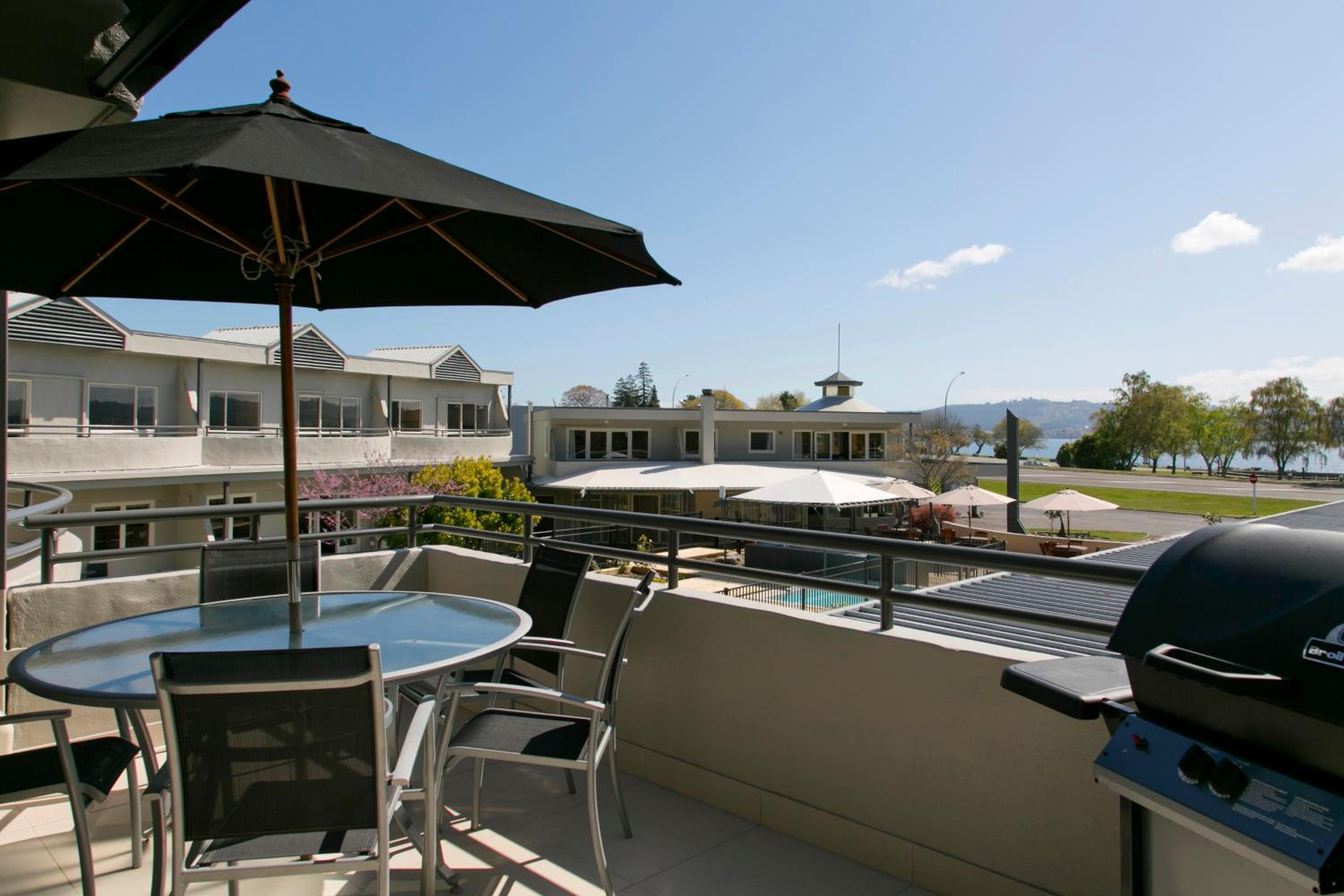 Three-Bedroom Apartment with Lake View - Photo 12