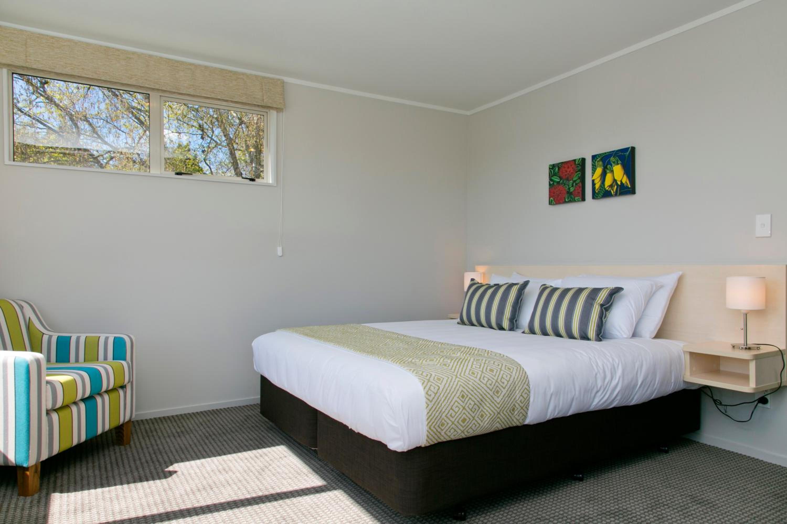 Two-Bedroom Apartment with Lake View - Photo 4