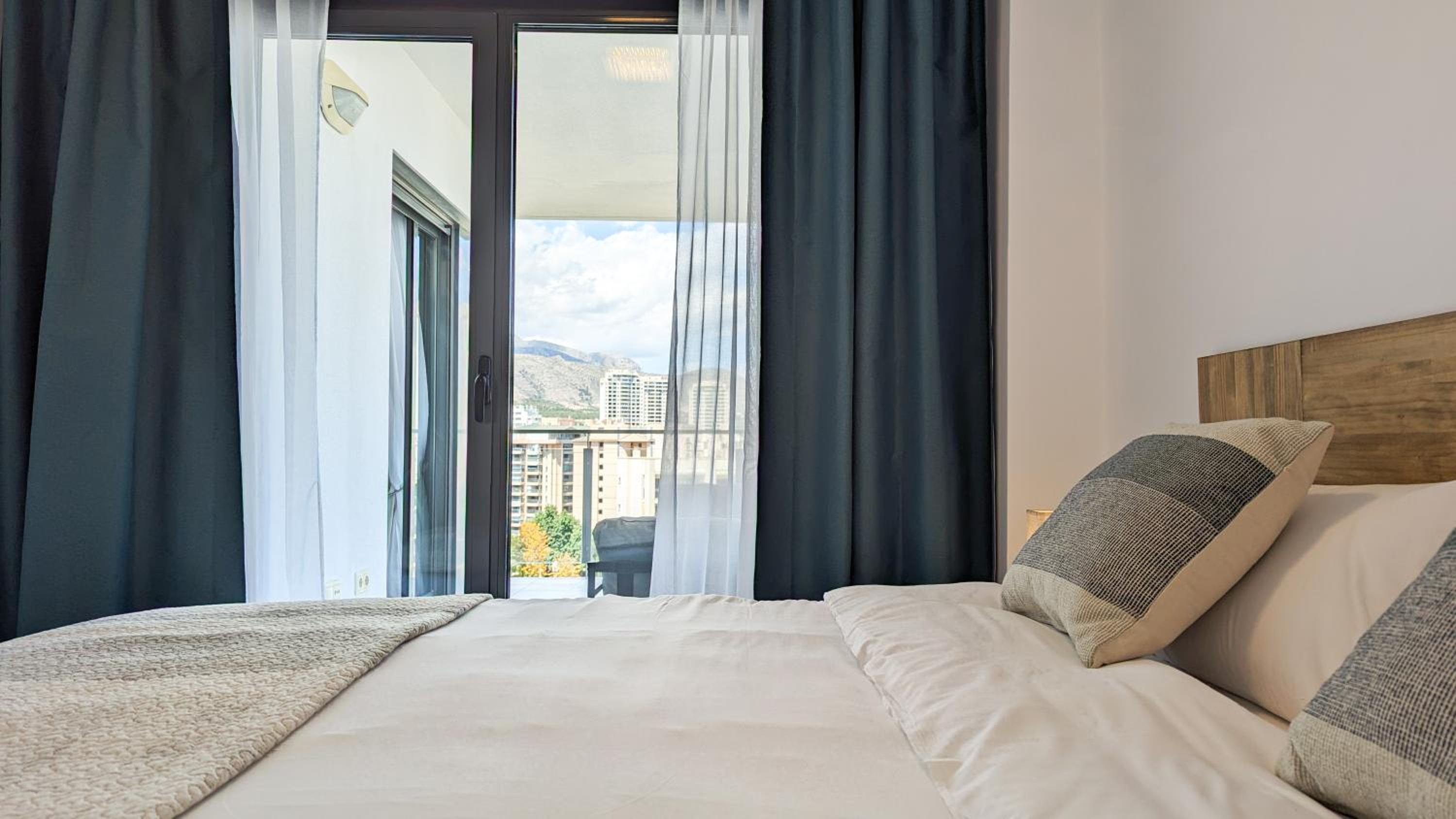 Apartamento de una habitación con vista al mar y balcón.