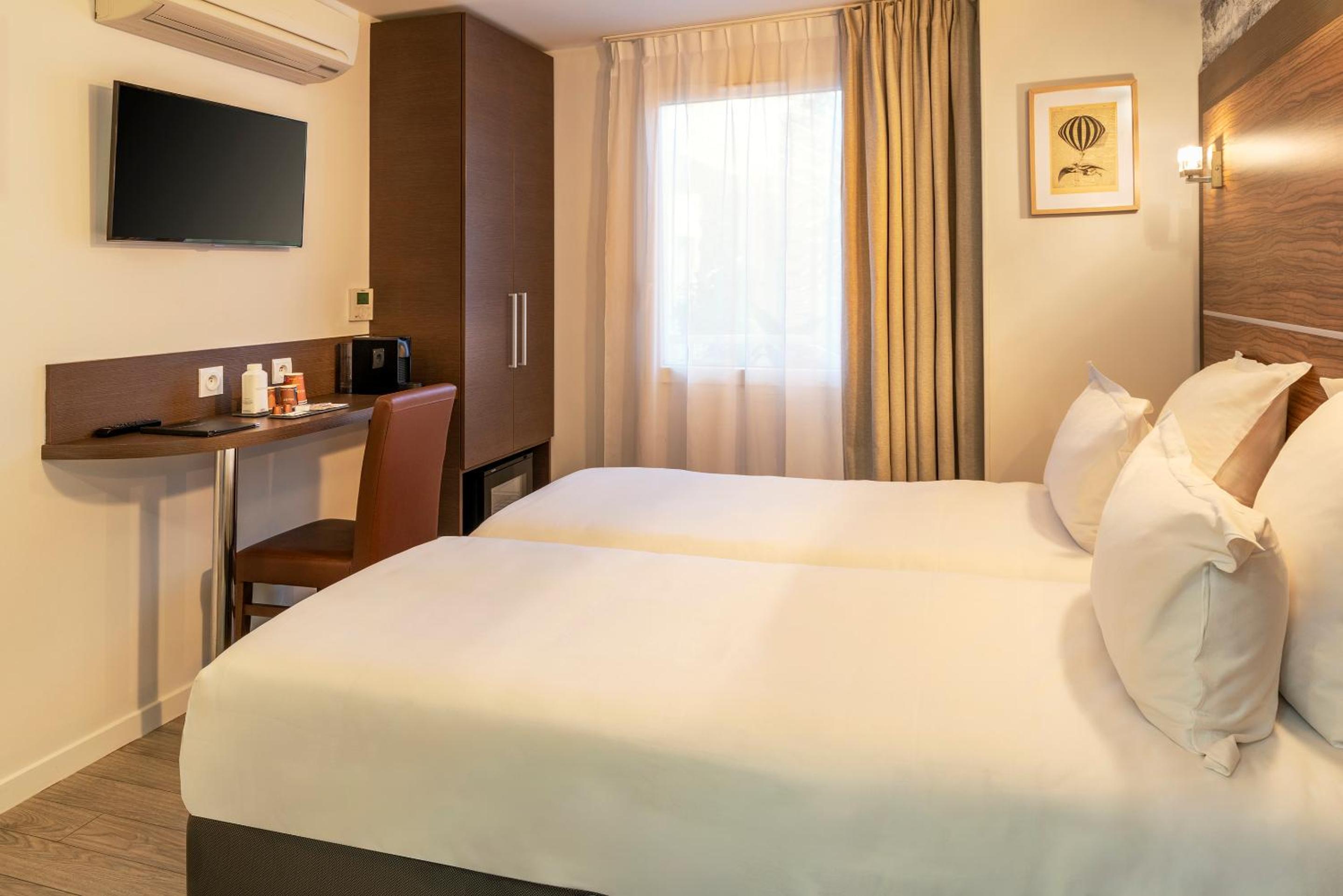 Standard Twin Room thumbnail 6