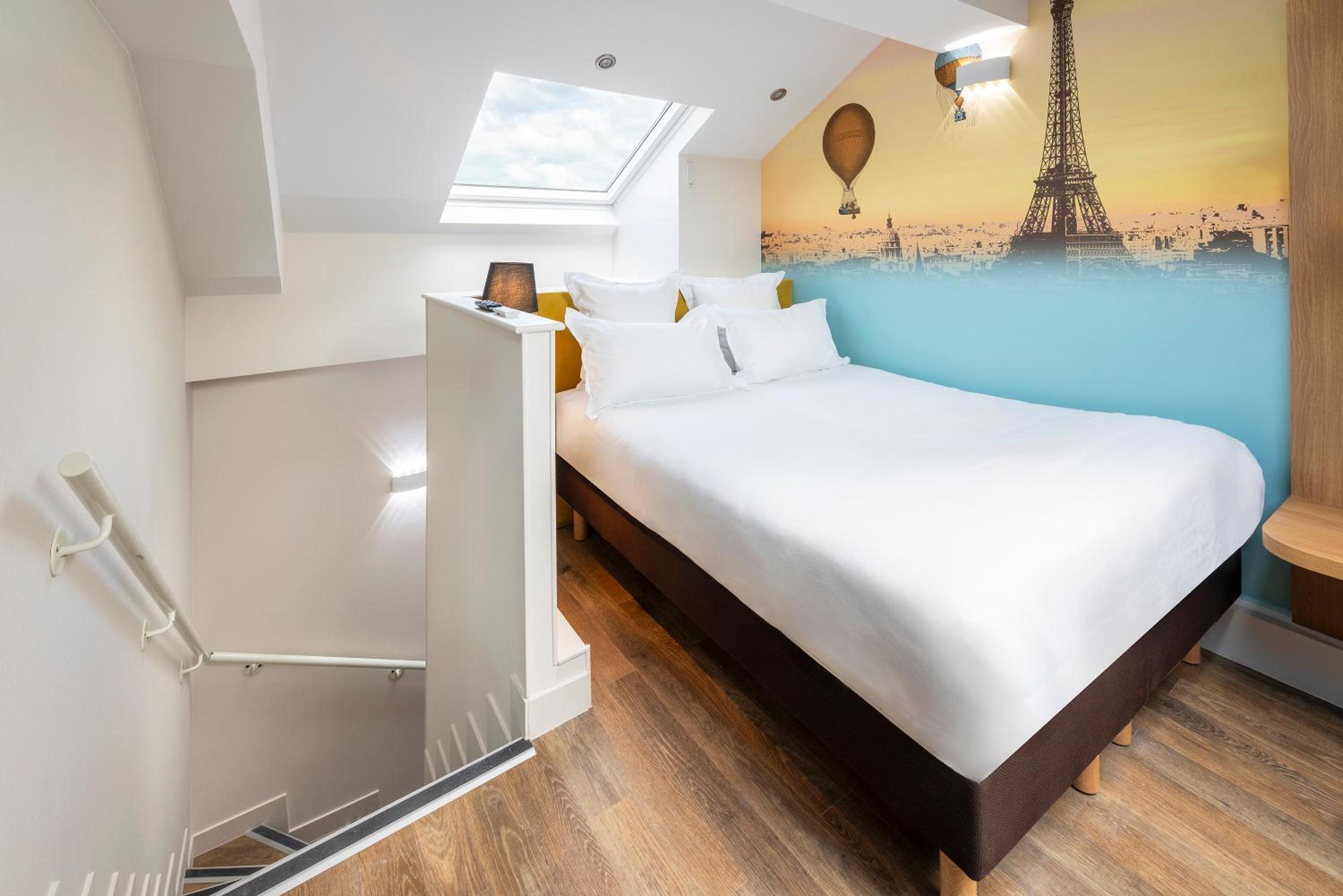 Standard Double Room thumbnail 6