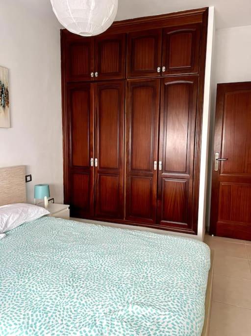 Apartamento de una habitación con vista al mar y balcón.