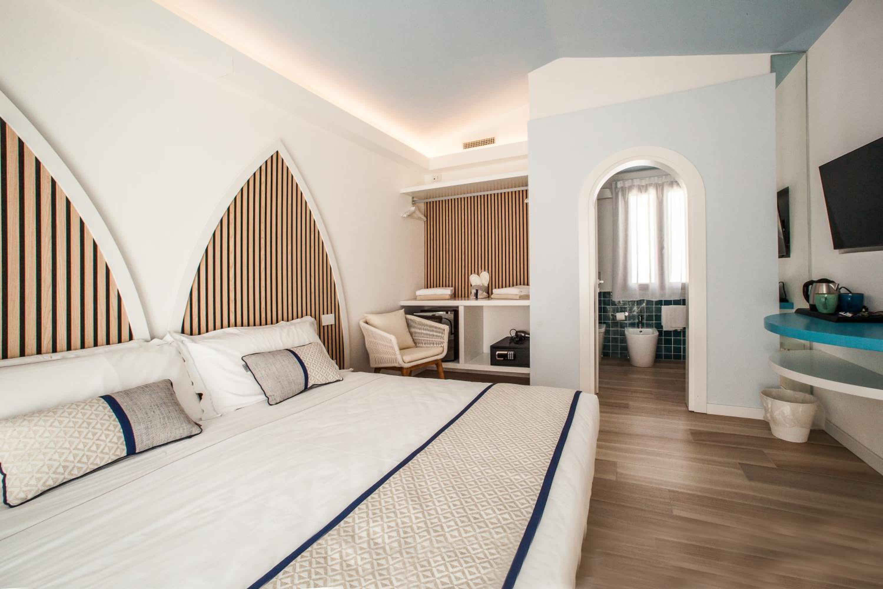 Deluxe Double Room with Sea View - Photo 5