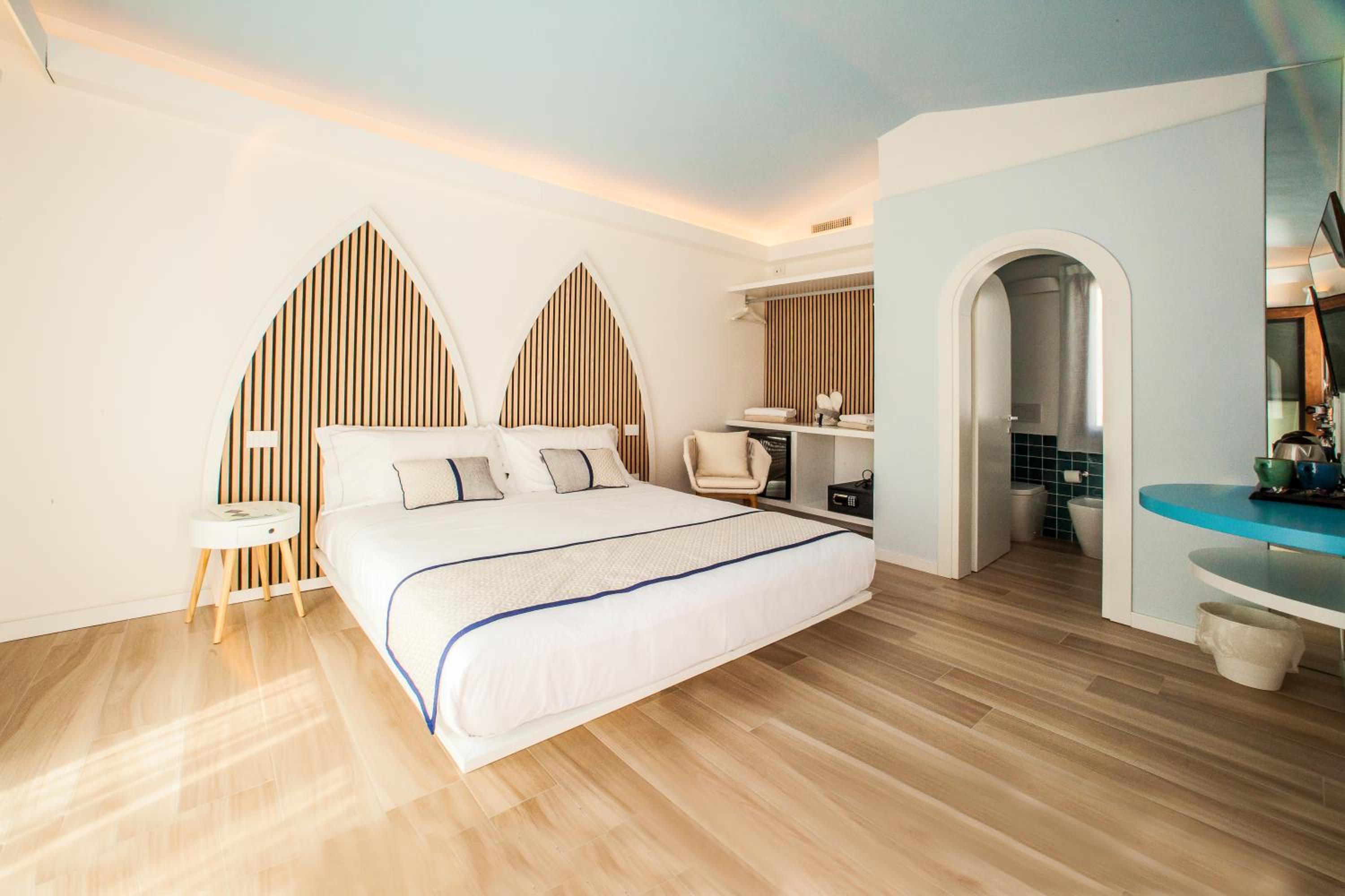 Deluxe Double Room with Sea View - Photo 11