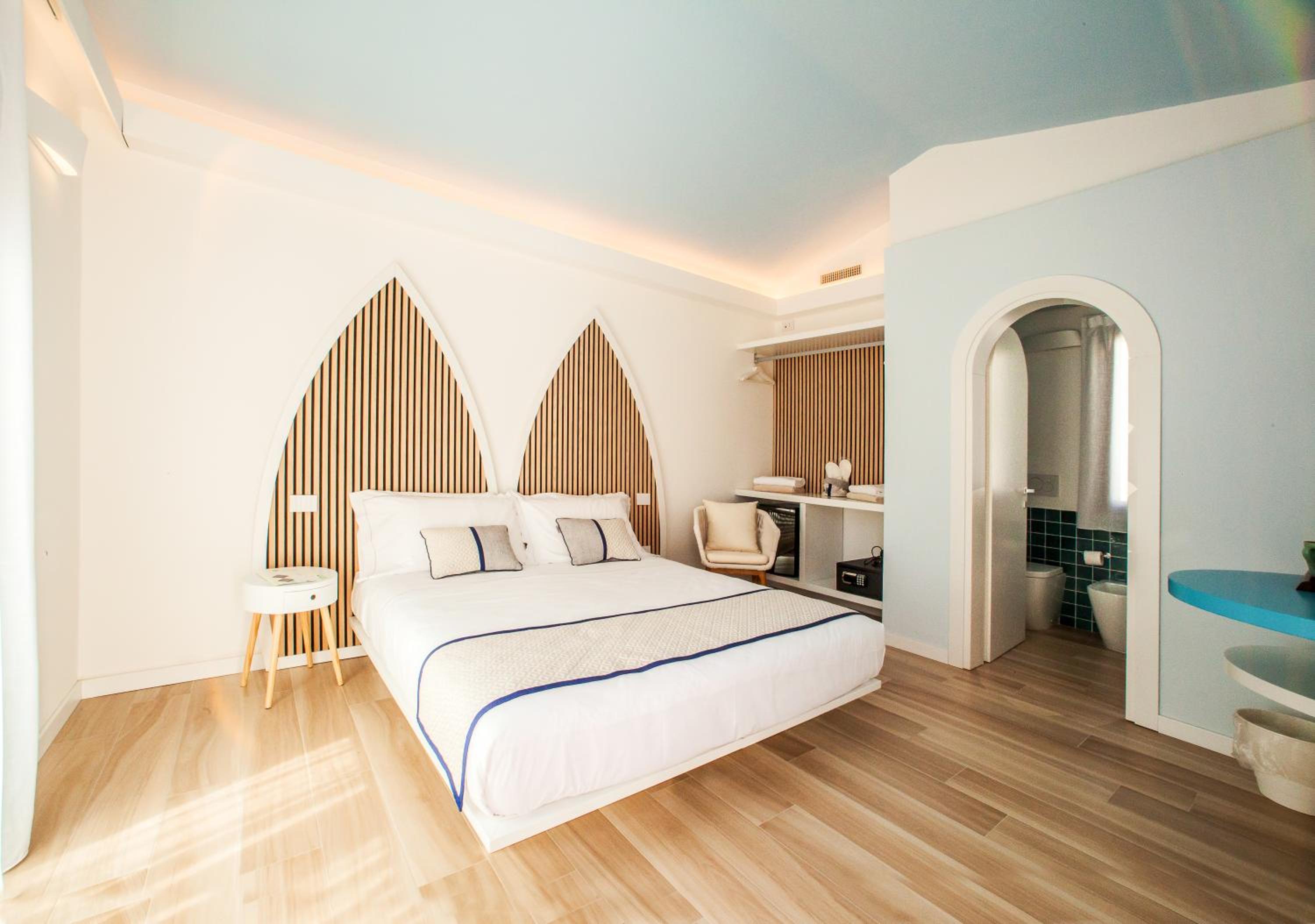Deluxe Double Room with Sea View - Photo 8