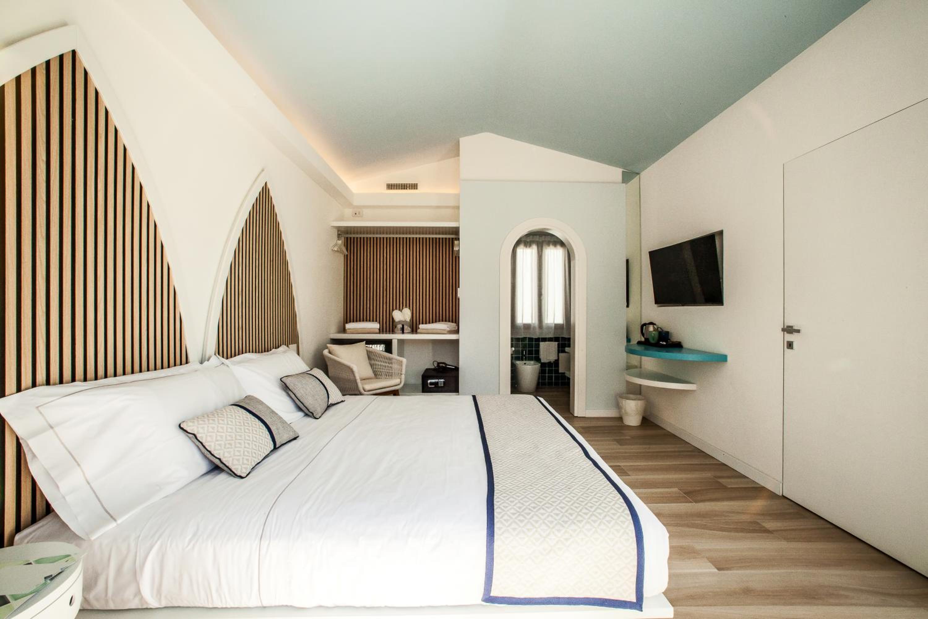 Deluxe Double Room with Sea View - Photo 7