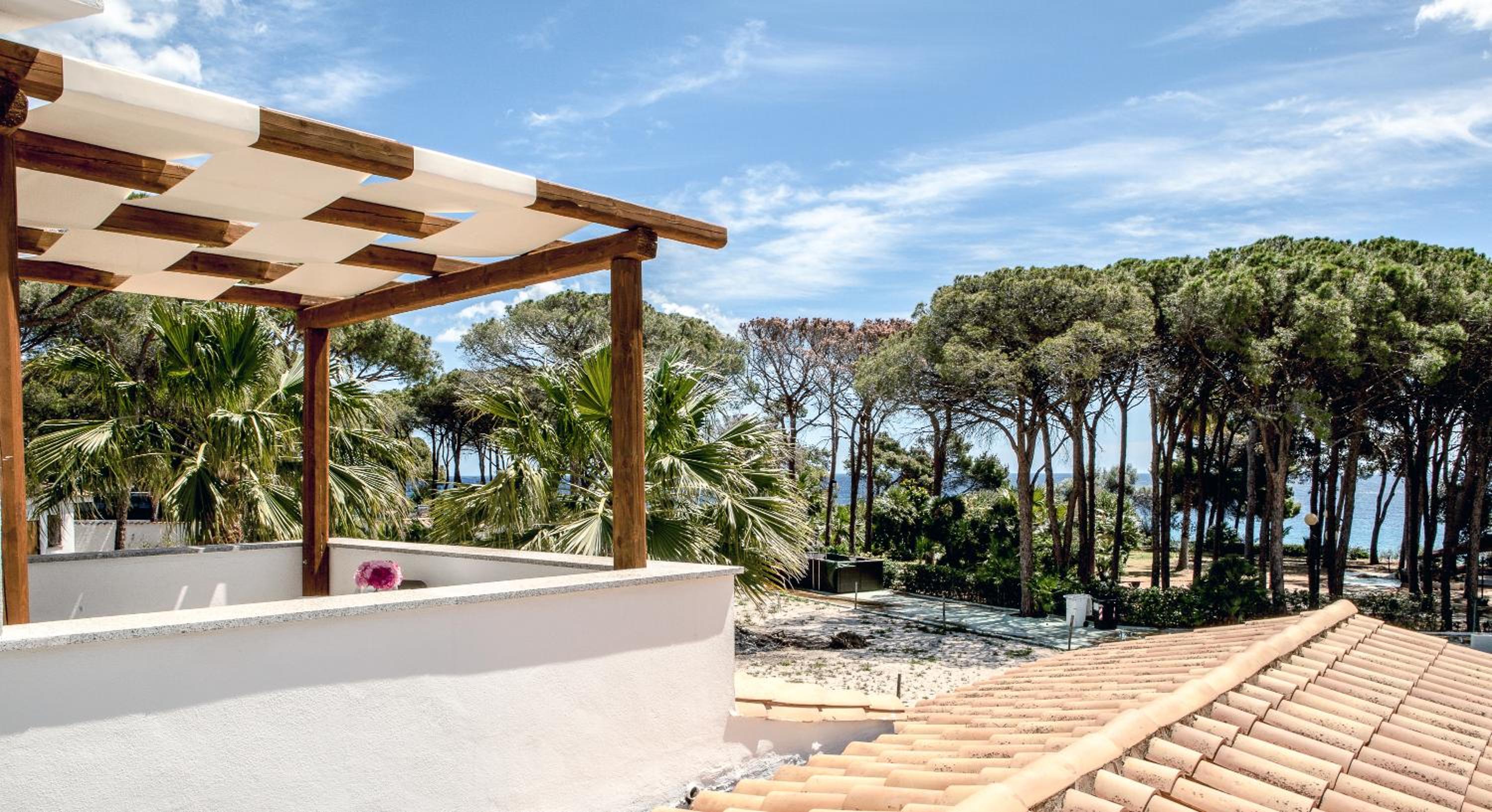 Deluxe Double Room with Sea View - Photo 10
