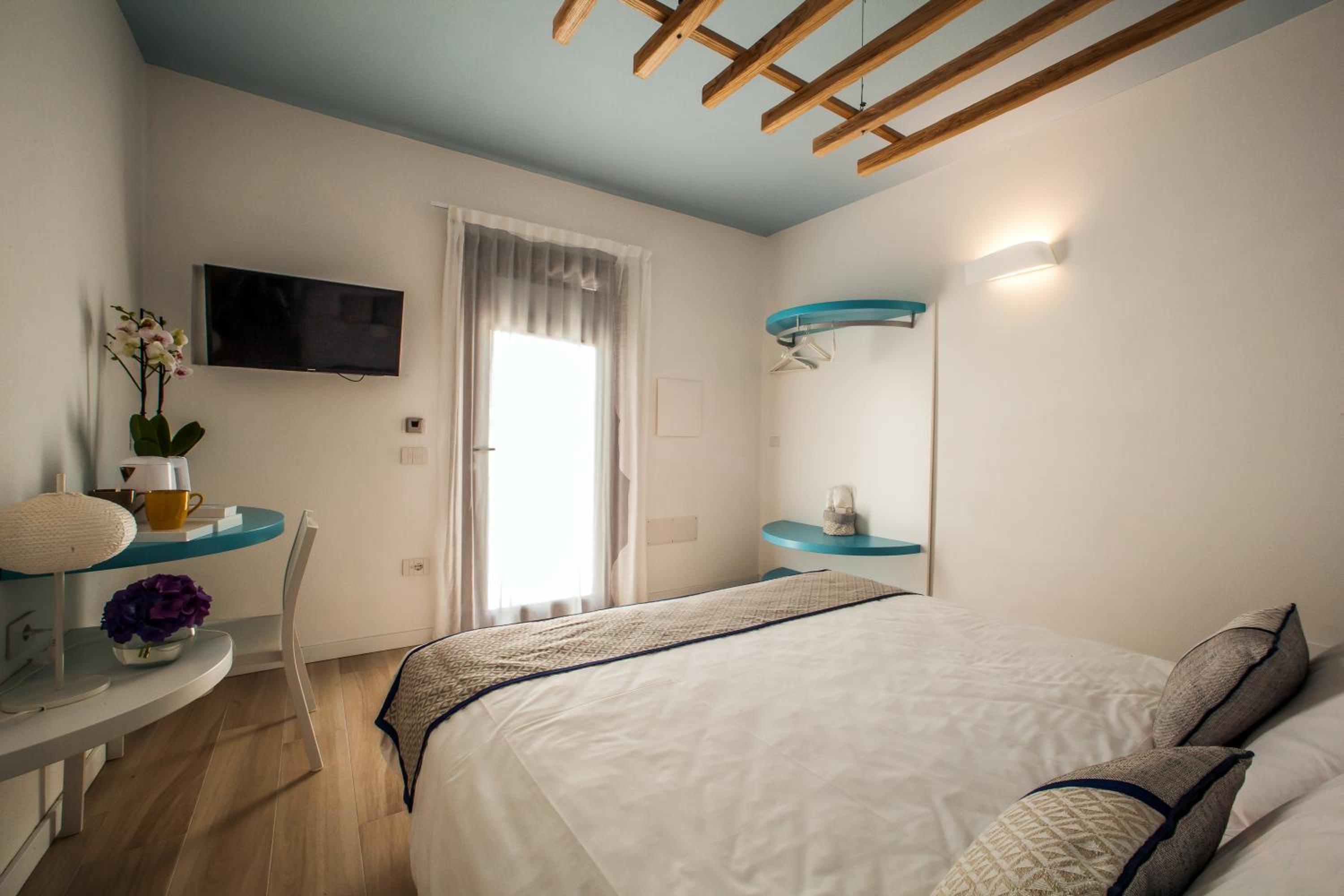 Deluxe Double or Twin Room - Photo 12