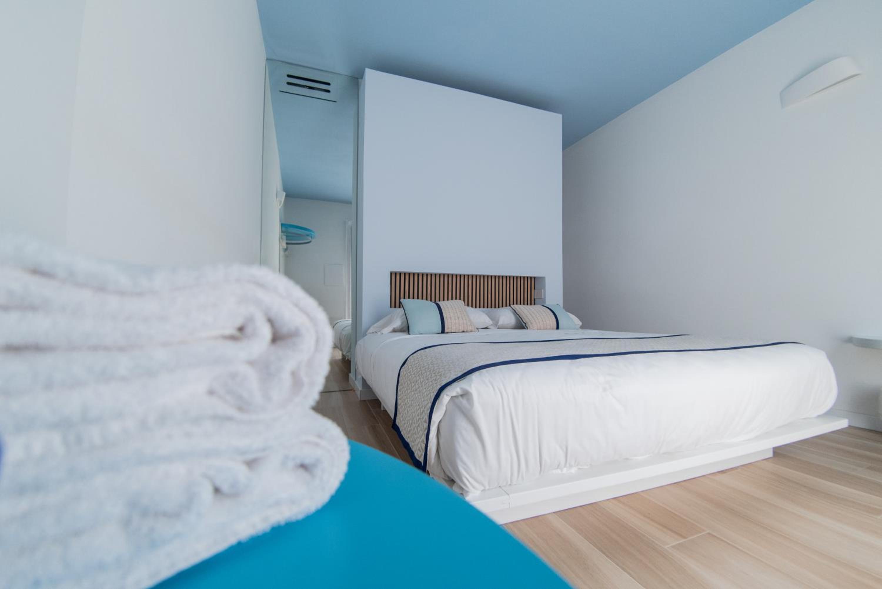 Deluxe Double or Twin Room - Photo 11