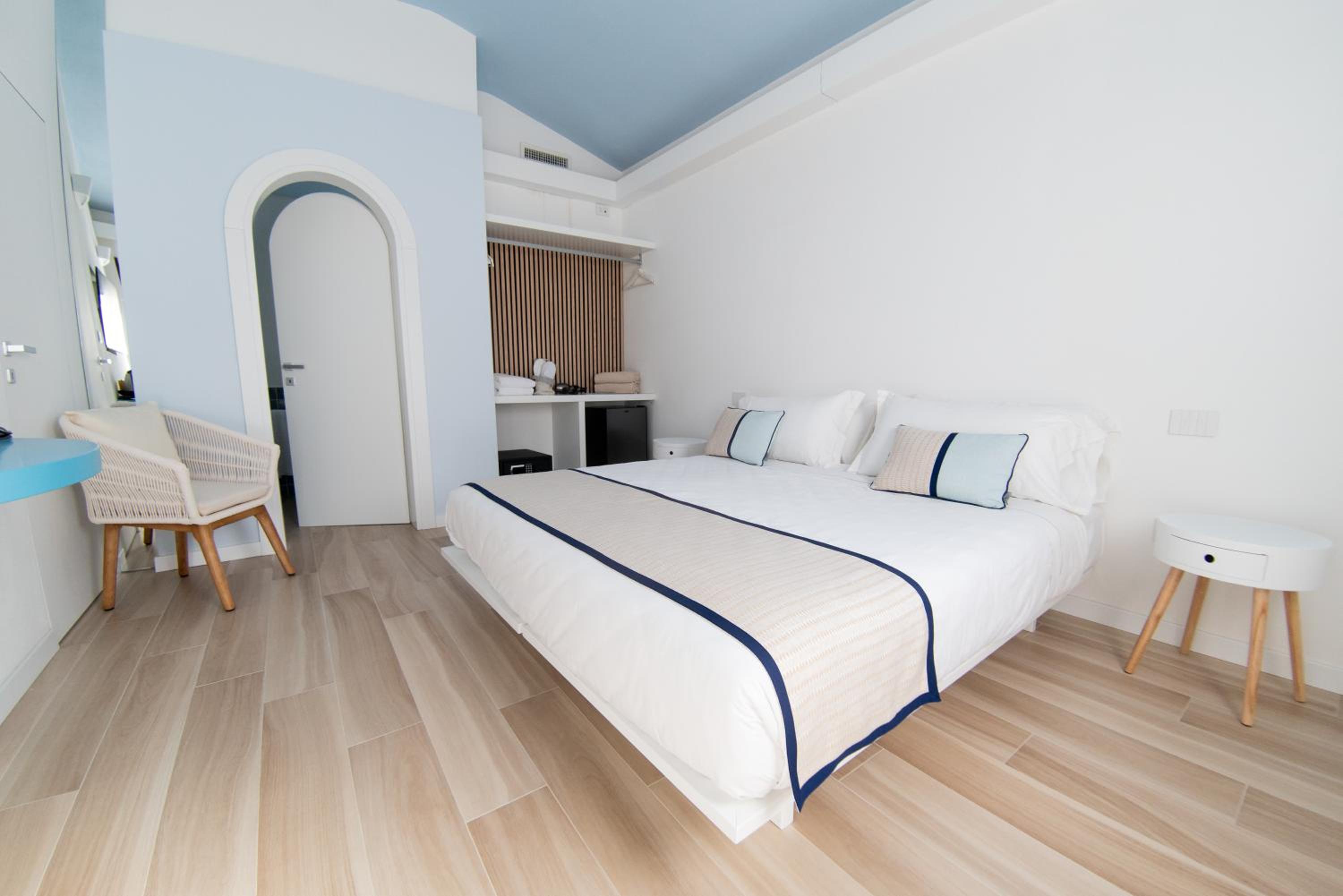 Deluxe Double or Twin Room - Photo 9