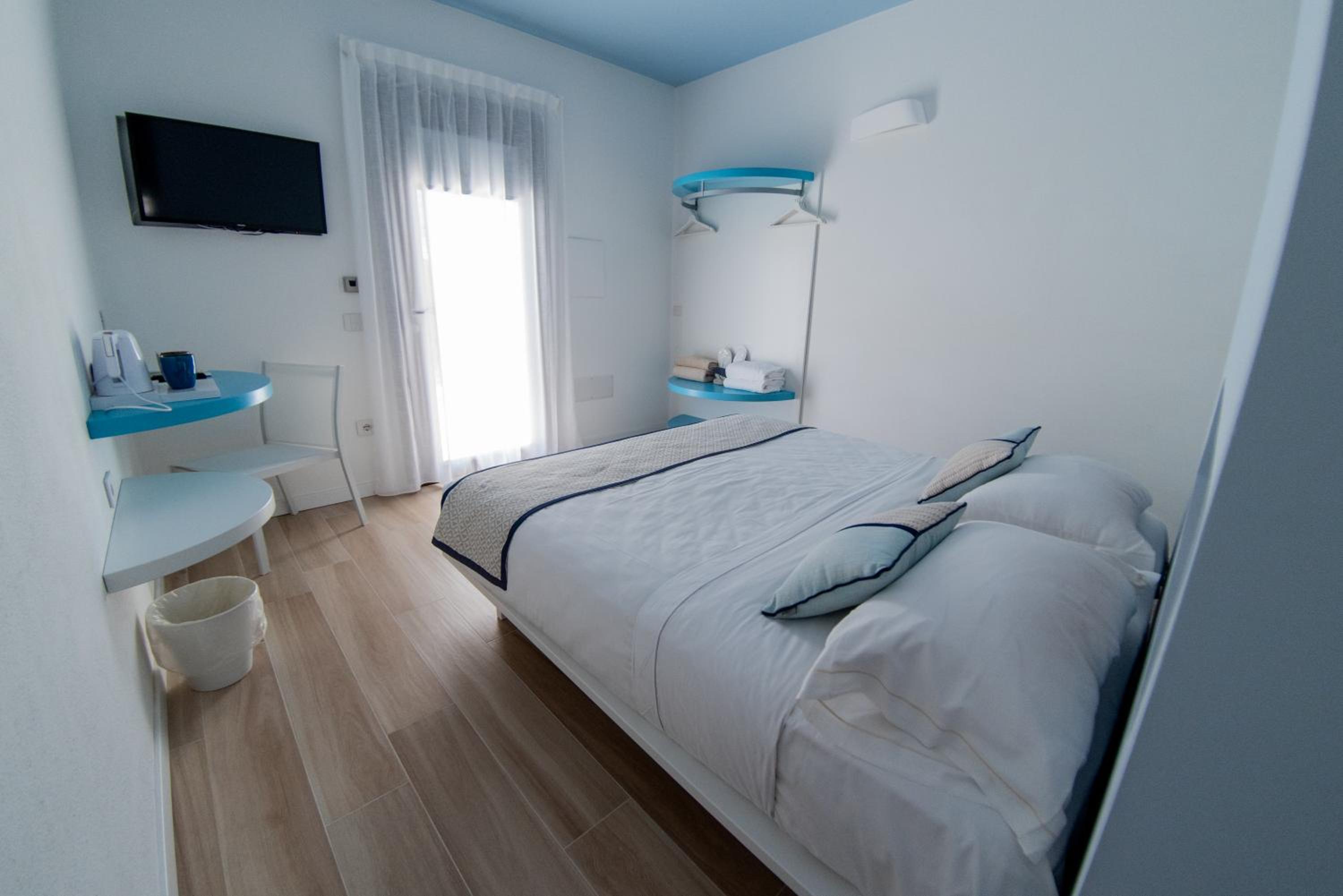 Deluxe Double or Twin Room - Photo 8